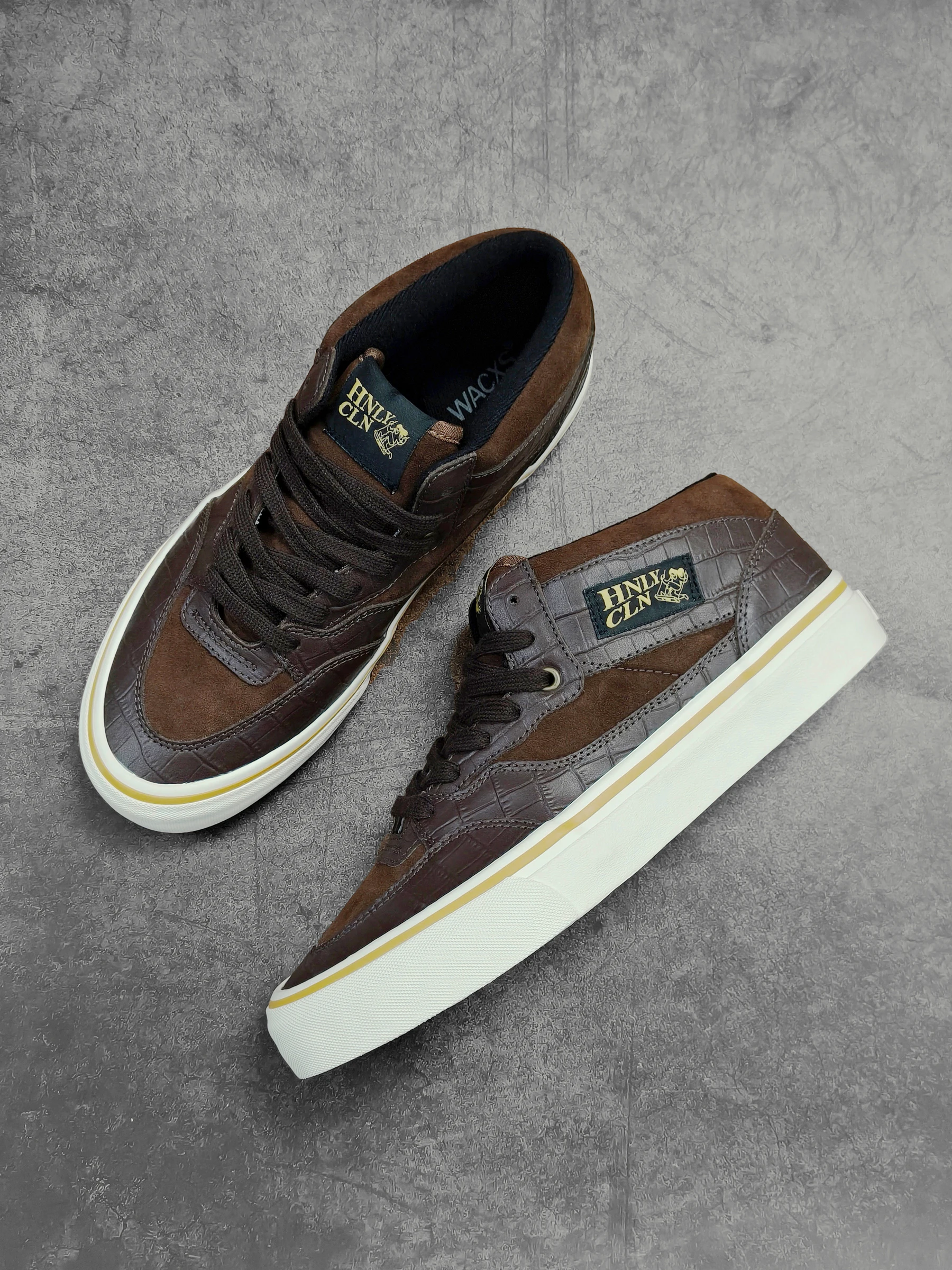 HNLY CLH Темно-коричневый замшевый топ из натуральной кожи в американском стиле ретро со средним верхом Skate oes Повседневный модный уличный фотоaphy oes
HNLY CLH Темно-коричневый замшевый топ из натуральной кожи в американском стиле ретро со средним верхом Skate oes Повседневный модный уличный фотоaphy oes