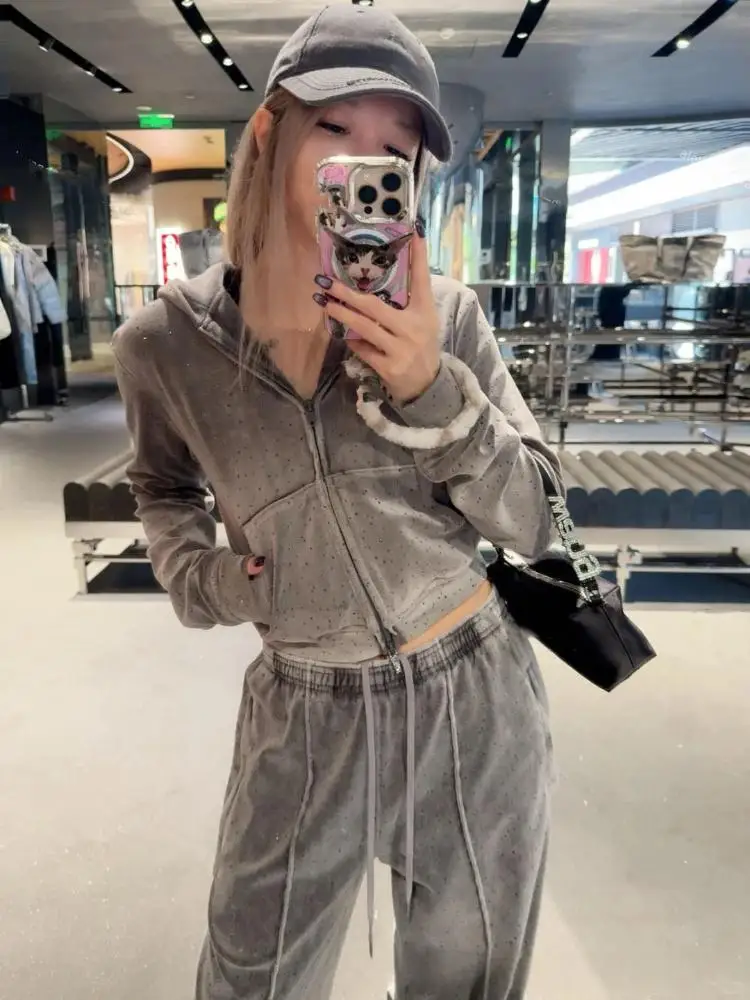 Велюровый кардиган с капюшоном и стразами, весна 2026, новинка, повседневная удобная женская верхняя одежда
Велюровый кардиган с капюшоном и стразами, весна 2026, новинка, повседневная удобная женская верхняя одежда