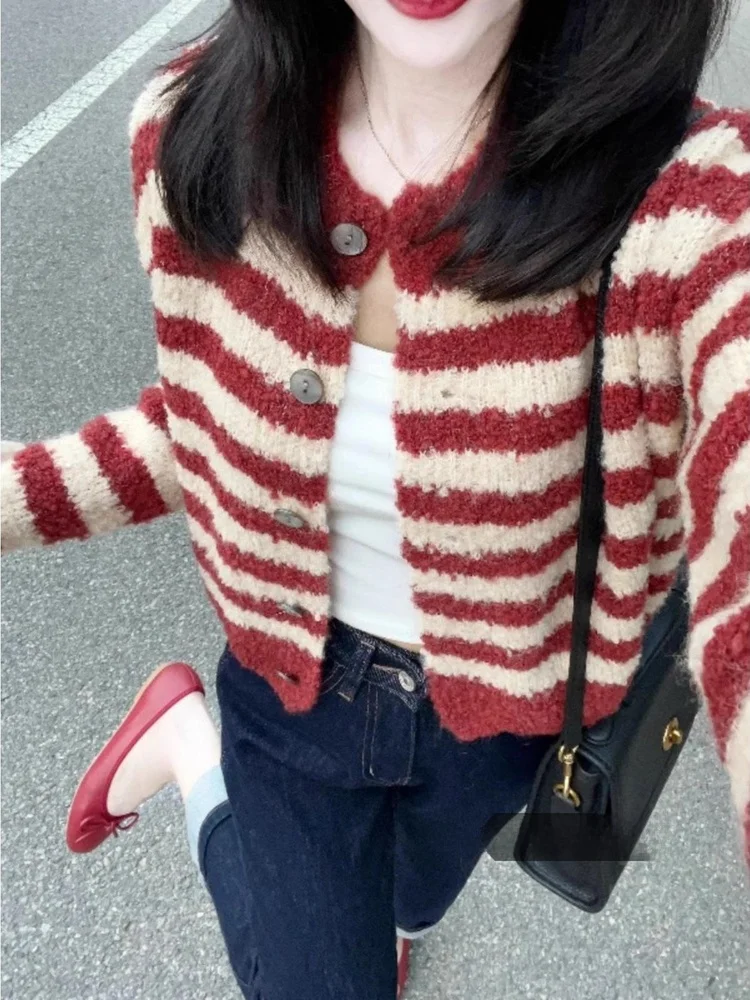 Корейский вязаный свитер, пальто, женский ор, повседневный дизайн, элитный модный топ, женский кардиган в красную полоску, верхняя одежда
Корейский вязаный свитер, пальто, женский ор, повседневный дизайн, элитный модный топ, женский кардиган в красную полоску, верхняя одежда