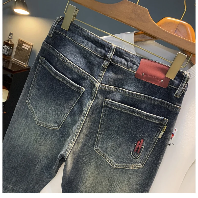 Осенние и зимние джинсы мужские, новые эластичные брюки на маленьких штанинах 2025 года, корейская версия мягких и удобных толстых брюк.
Осенние и зимние джинсы мужские, новые эластичные брюки на маленьких штанинах 2025 года, корейская версия мягких и удобных толстых брюк.