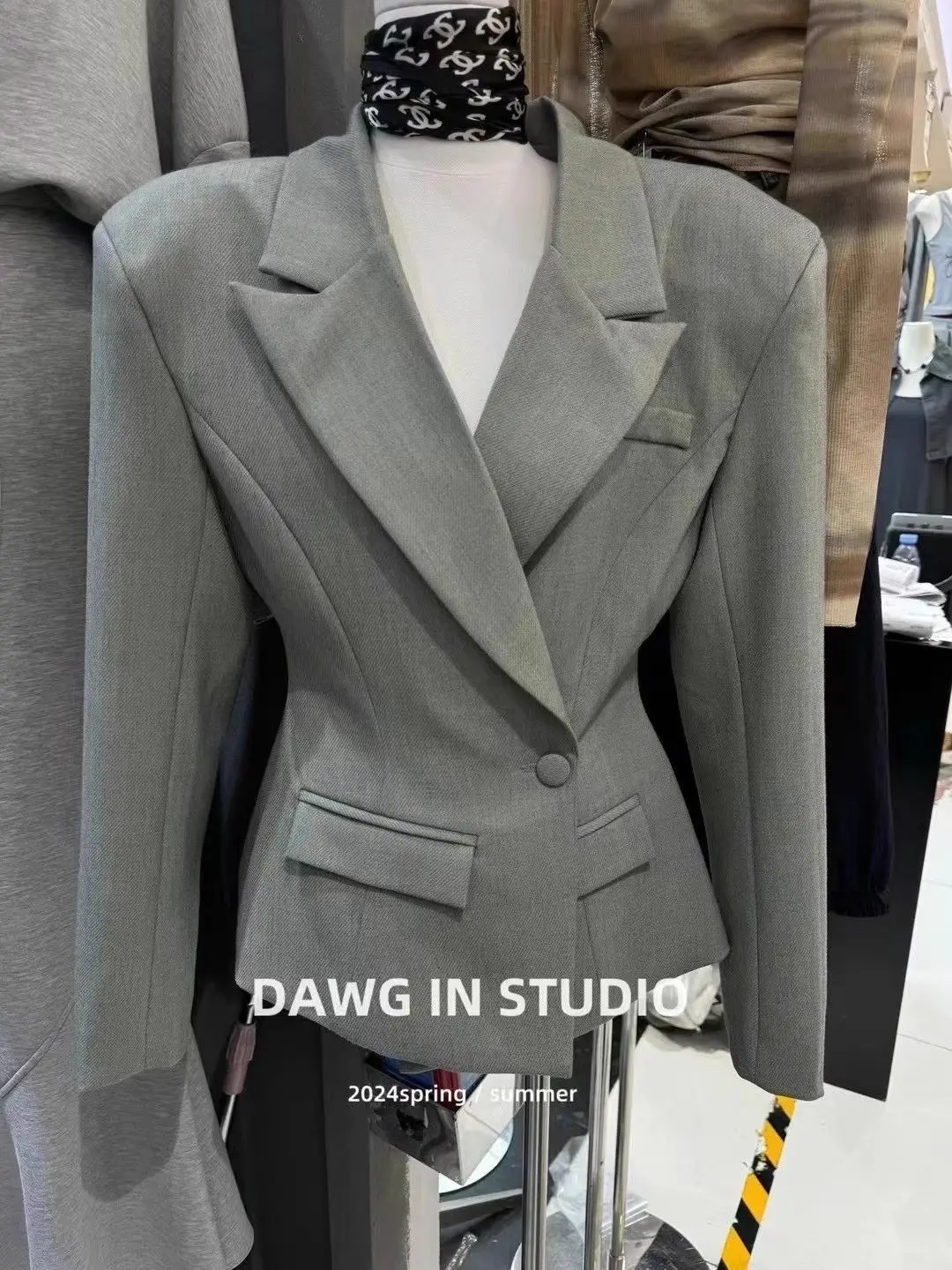 Корейская версия темпераментного сращивания талии и тонкого пригородного пиджака 2021, новый весенний пиджак Femme
Корейская версия темпераментного сращивания талии и тонкого пригородного пиджака 2021, новый весенний пиджак Femme