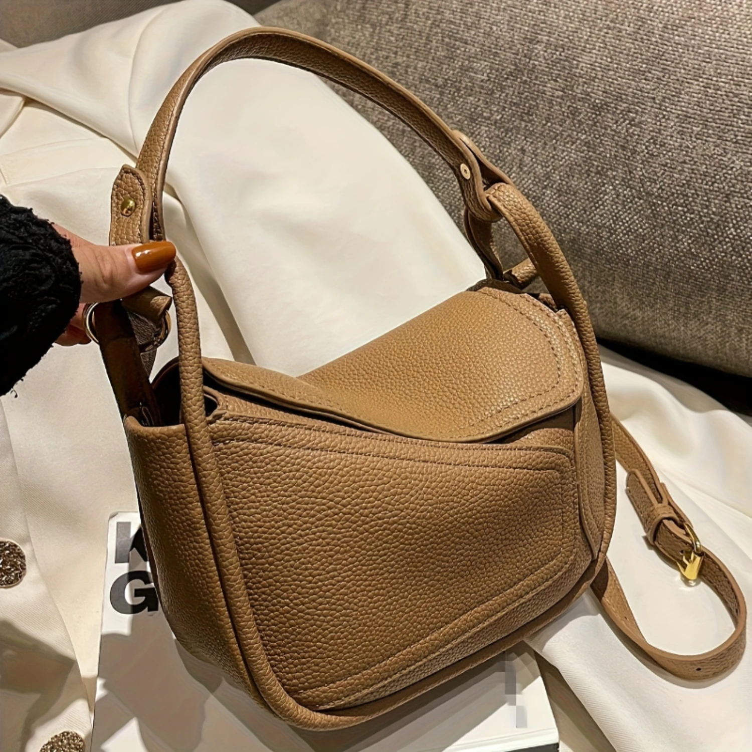 Retro PU Leather Handbag Versatile Solid Color Women's Shoulder Bag Fashion Commuter Wallet Luxury Coin Purse
Retro PU Leather Handbag Versatile Solid Color Women's Shoulder Bag Fashion Commuter Wallet Luxury Coin Purse