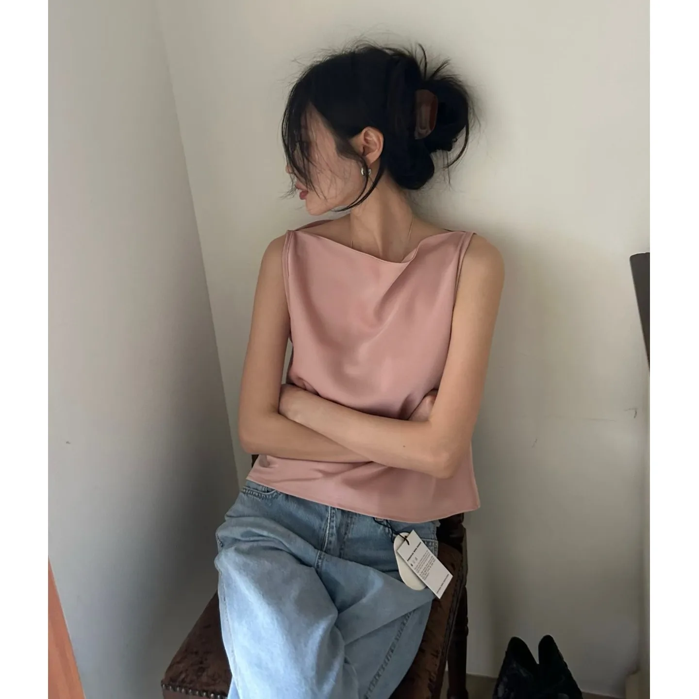 Silk Satin Sleeveless Vest Women's Fashionable Versatile Top Korean Style Design Summer New Arrival Elegant Outfit
Silk Satin Sleeveless Vest Women's Fashionable Versatile Top Korean Style Design Summer New Arrival Elegant Outfit
