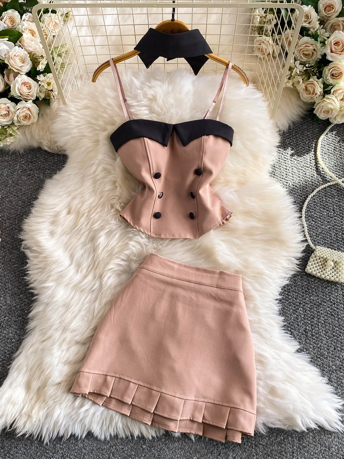 Millennial Luxury Fashion Set High Waist Pleated Short Skirt Contrast Color Halter Top Two Piece Set Slimming Effect
Millennial Luxury Fashion Set High Waist Pleated Short Skirt Contrast Color Halter Top Two Piece Set Slimming Effect