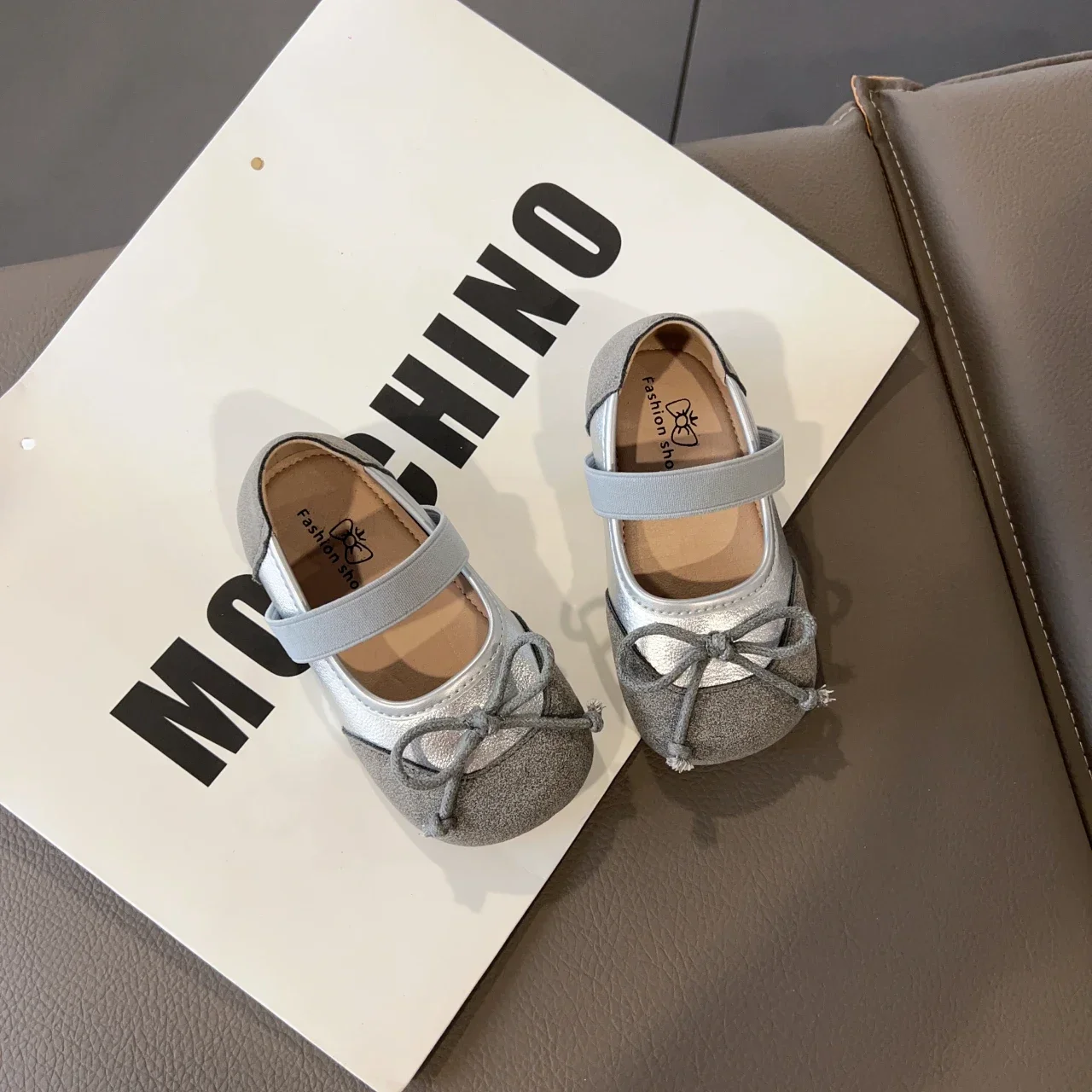 Girls Flat Shoes Round Toes Simple Bows Kids Leather Shoes MaryJanes Slip-on 2025 New Fashion Children Dance Shoes Soft Sole
Girls Flat Shoes Round Toes Simple Bows Kids Leather Shoes MaryJanes Slip-on 2025 New Fashion Children Dance Shoes Soft Sole