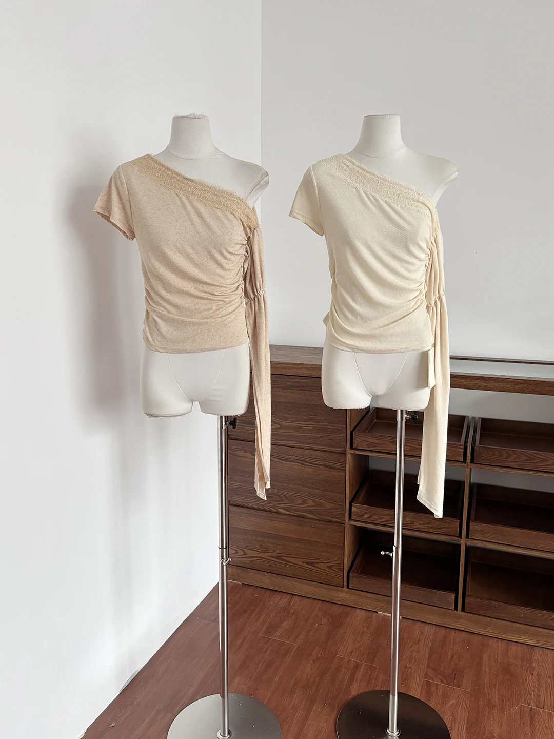 French Style Pleated Short Sleeve T-Shirt Women's Summer Slim Fit Short Length Waist Cinched Gathered Blouse Top
French Style Pleated Short Sleeve T-Shirt Women's Summer Slim Fit Short Length Waist Cinched Gathered Blouse Top