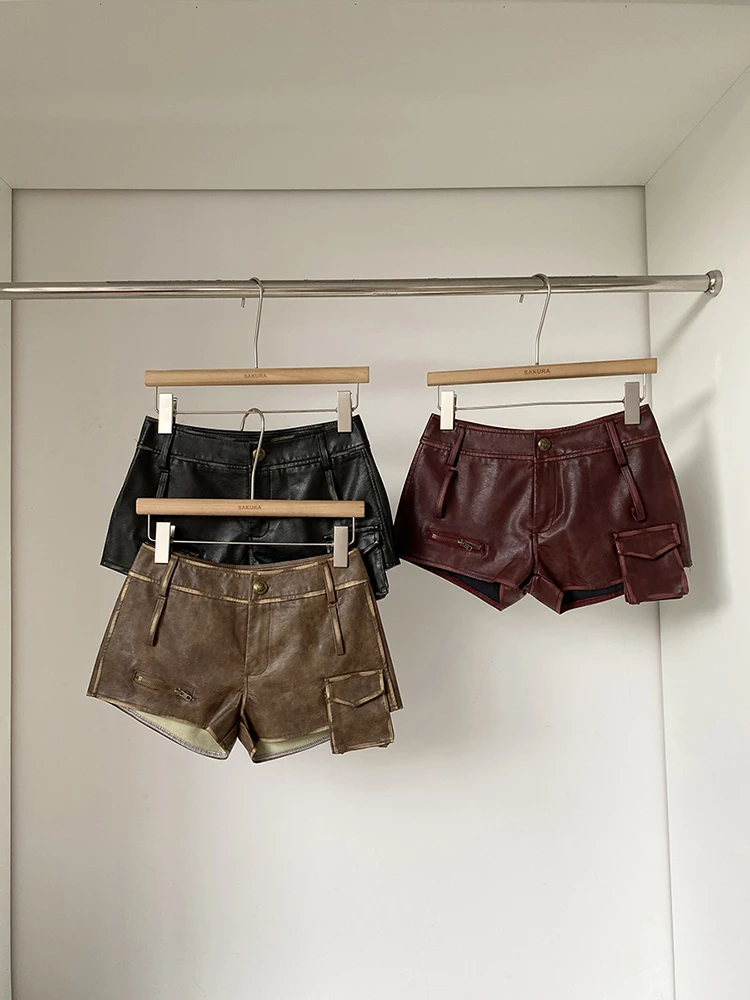 Fashion retro spicy girl slimming high waisted cargo PU leather shorts women 2025 autumn new niche design A-line pants
Fashion retro spicy girl slimming high waisted cargo PU leather shorts women 2025 autumn new niche design A-line pants