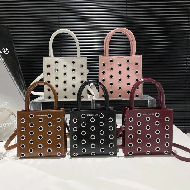 Модная женская большая сумка в стиле панк с заклепками и цепочкой под мышками, брендовая дизайнерская полая сумка на плечо, вечерние уличные сумки для покупок
Модная женская большая сумка в стиле панк с заклепками и цепочкой под мышками, брендовая дизайнерская полая сумка на плечо, вечерние уличные сумки для покупок