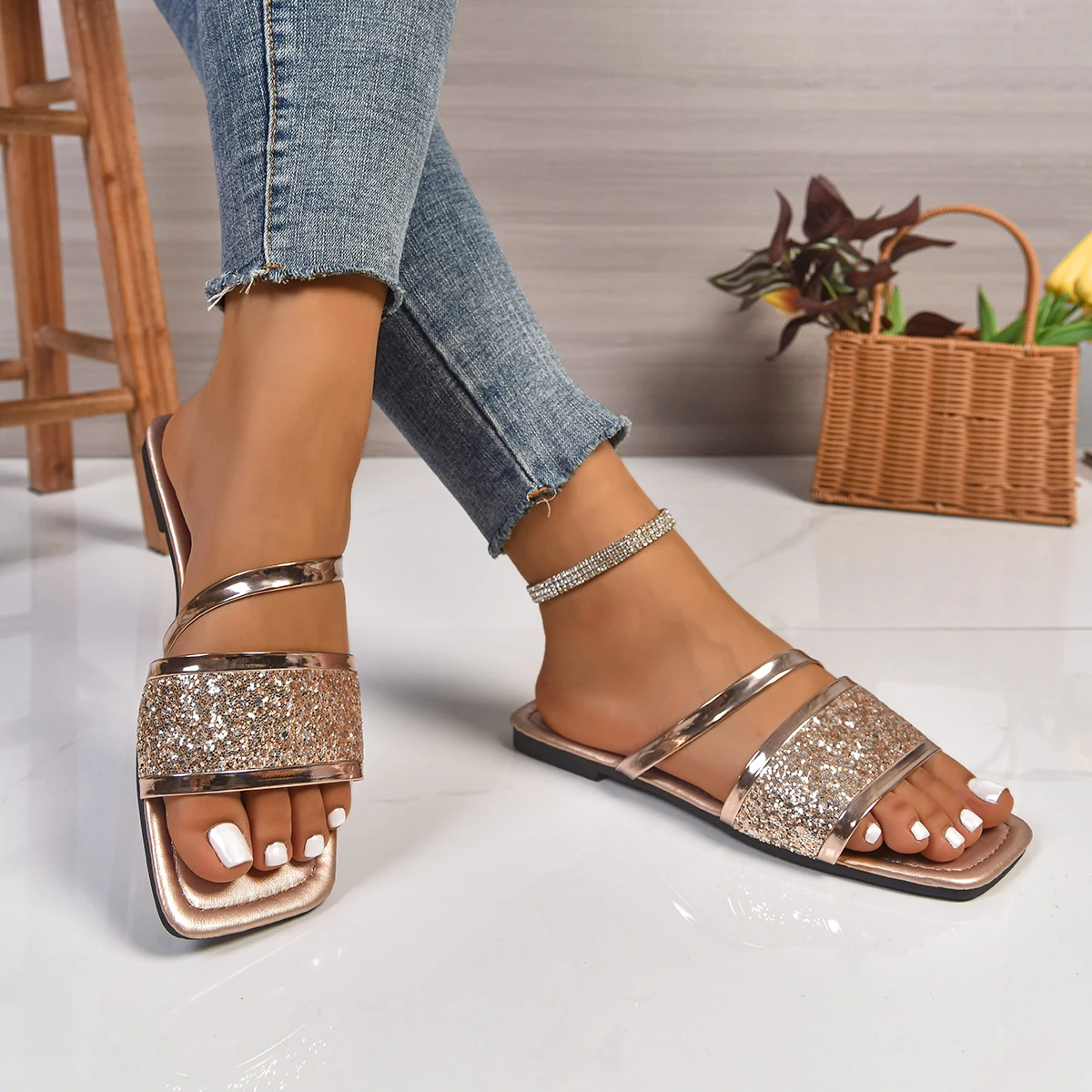 Легкая удобная обувь, женские шлепанцы, новинка 2025, дизайнерская повседневная модная обувь на плоской подошве, женские элегантные прогулочные тапочки без шнуровки
Легкая удобная обувь, женские шлепанцы, новинка 2025, дизайнерская повседневная модная обувь на плоской подошве, женские элегантные прогулочные тапочки без шнуровки