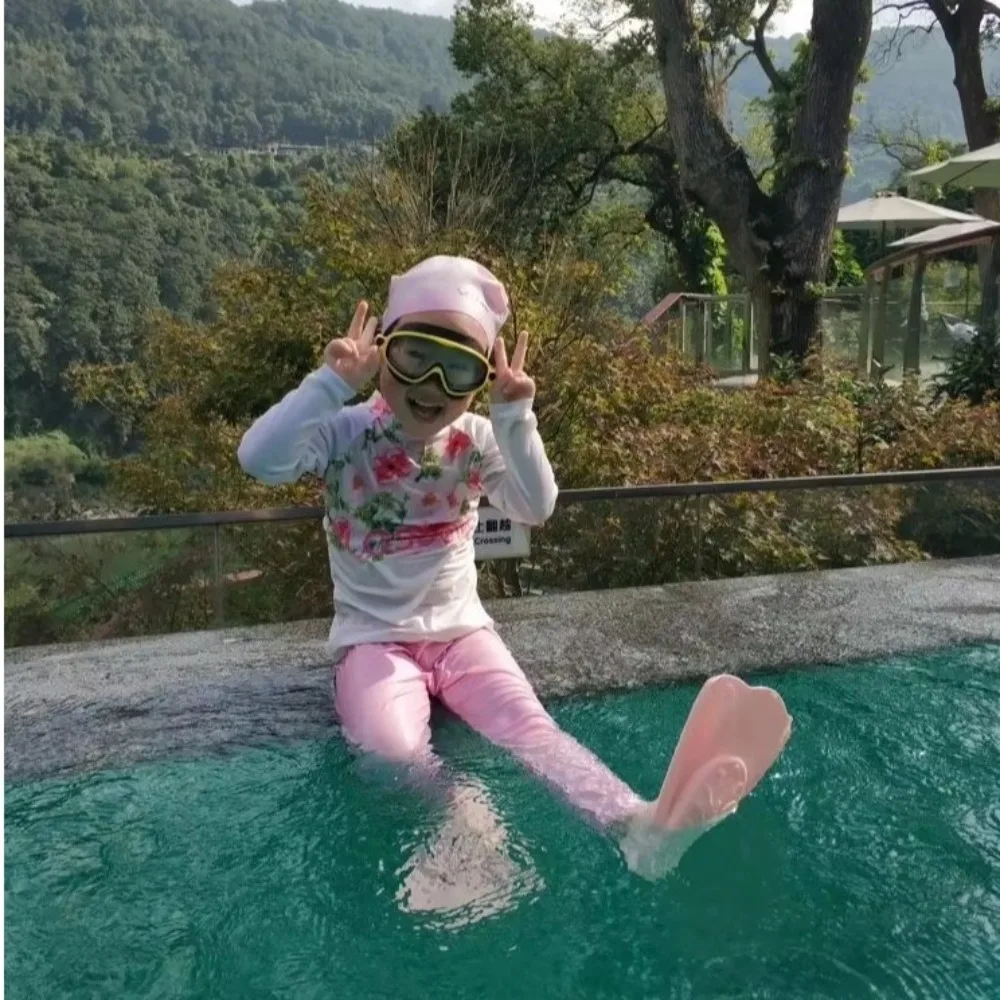 Professional Silicone Swimming Flippers Comfortable Non-slip Training Flippers Swim Fins for Children Adult
Professional Silicone Swimming Flippers Comfortable Non-slip Training Flippers Swim Fins for Children Adult