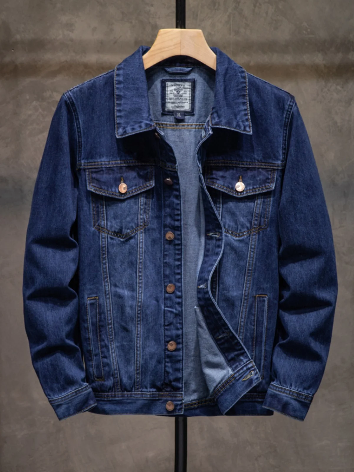 Американская джинсовая куртка в стиле ретро для мужчин, осеннее однотонное базовое пальто, повседневные модные синие мужские куртки в стиле сафари с лацканами
Американская джинсовая куртка в стиле ретро для мужчин, осеннее однотонное базовое пальто, повседневные модные синие мужские куртки в стиле сафари с лацканами