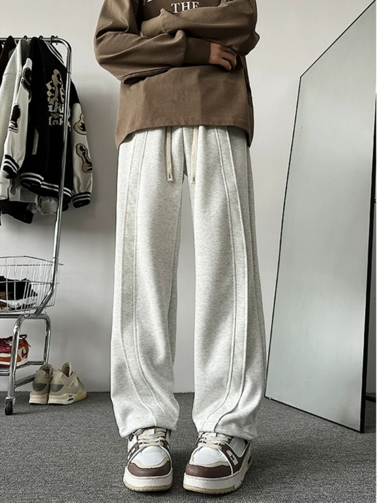American Sle Men's Straight Leg Sweatpants Floor-Length Loose Fit Casual Trousers Faionable Spring Autumn Wide Leg Pants
American Sle Men's Straight Leg Sweatpants Floor-Length Loose Fit Casual Trousers Faionable Spring Autumn Wide Leg Pants
