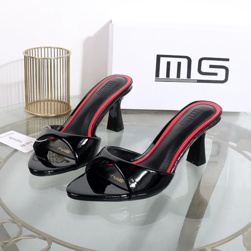 Black slippers 2025 new open toed patent leather high-heeled shoes with pointy plus size luxurious women's shoes heel7.5CM
Black slippers 2025 new open toed patent leather high-heeled shoes with pointy plus size luxurious women's shoes heel7.5CM