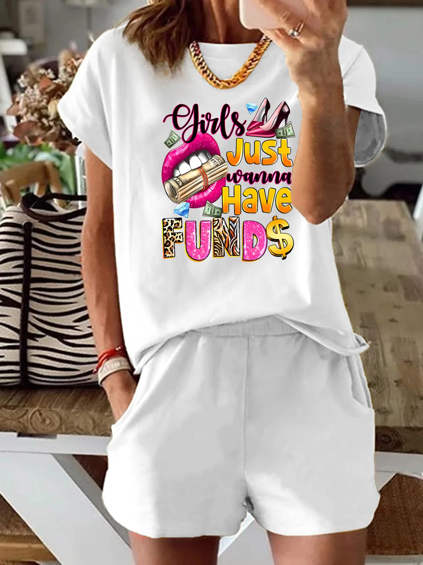 Летняя женская модная повседневная свободная футболка с принтом губ и буквенным принтом, шорты с круглым вырезом и короткими рукавами, комплект из двух предметов
Летняя женская модная повседневная свободная футболка с принтом губ и буквенным принтом, шорты с круглым вырезом и короткими рукавами, комплект из двух предметов