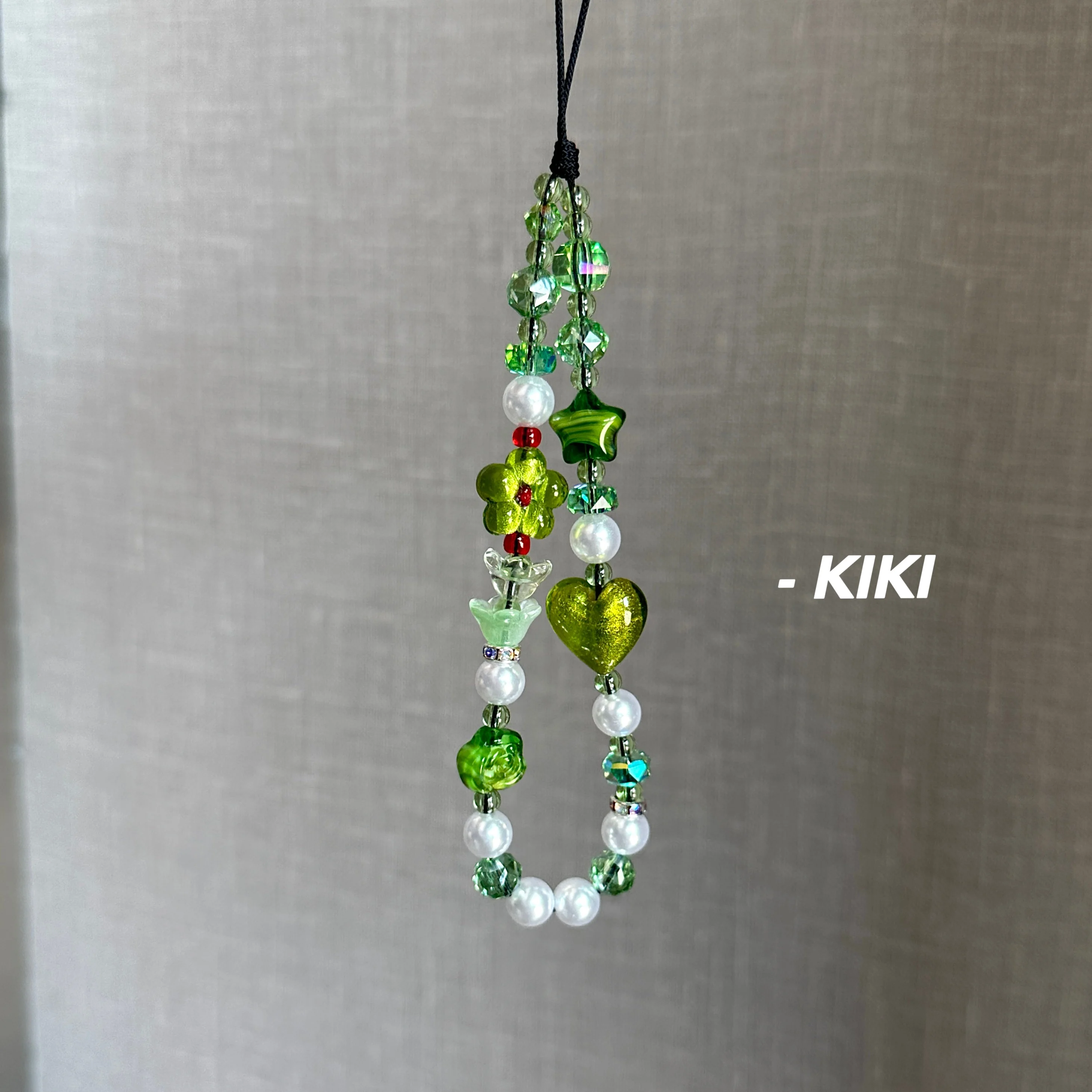 Дизайнерский ремешок для телефона ручной работы с изображением лилии, зеленый чехол для телефона из бисера, подвеска на запястье, ремешок для сумки
Дизайнерский ремешок для телефона ручной работы с изображением лилии, зеленый чехол для телефона из бисера, подвеска на запястье, ремешок для сумки