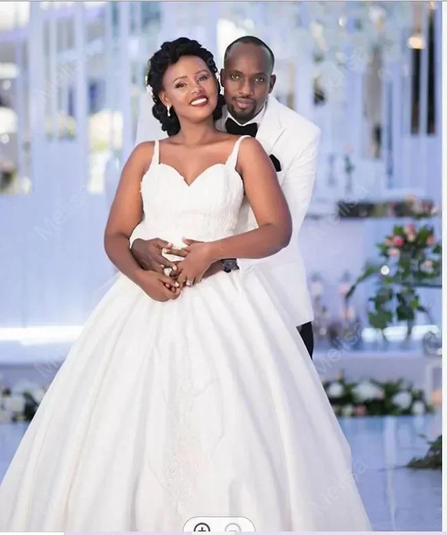 Customized Spaghetti Straps African Robe De Mariée Wedding Gowns Sweep A-Line Princess Lace Appliques Backless Bridal Dress
Customized Spaghetti Straps African Robe De Mariée Wedding Gowns Sweep A-Line Princess Lace Appliques Backless Bridal Dress