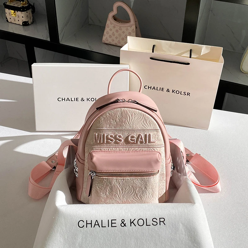 Chinese-style jacquard embroidered backpack for autumn and winter, large-capacity commuter backpack
Chinese-style jacquard embroidered backpack for autumn and winter, large-capacity commuter backpack