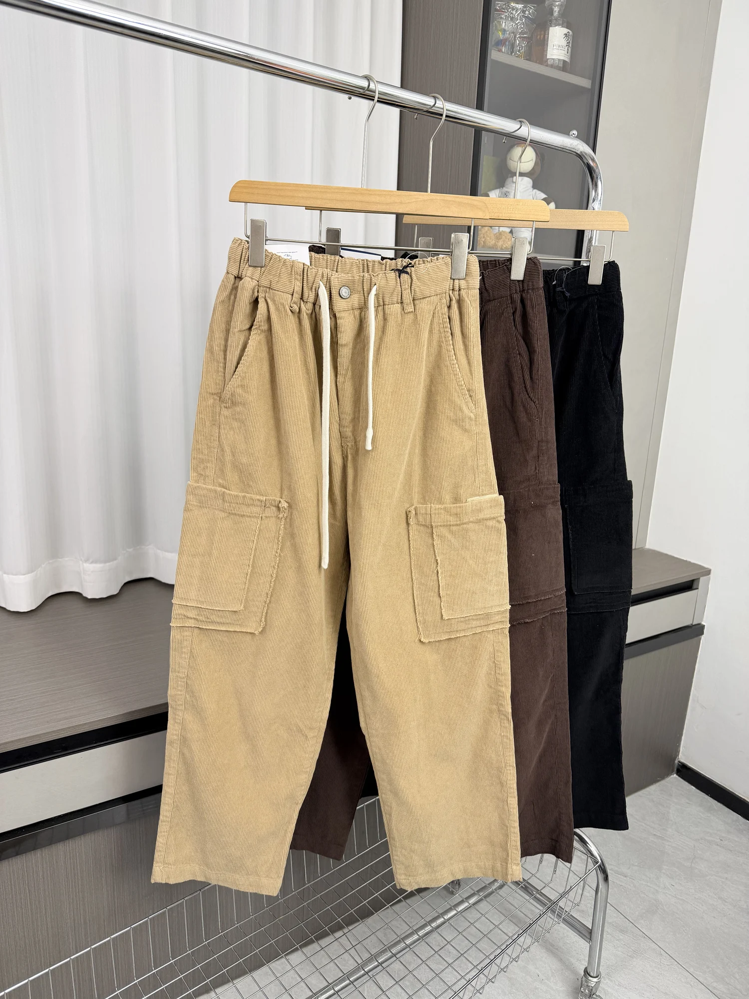 Вельветовые повседневные брюки для мужчин, осенне-зимние, с эластичной талией, универсальные, свободного кроя, прямые штаны с множеством карманов
Вельветовые повседневные брюки для мужчин, осенне-зимние, с эластичной талией, универсальные, свободного кроя, прямые штаны с множеством карманов