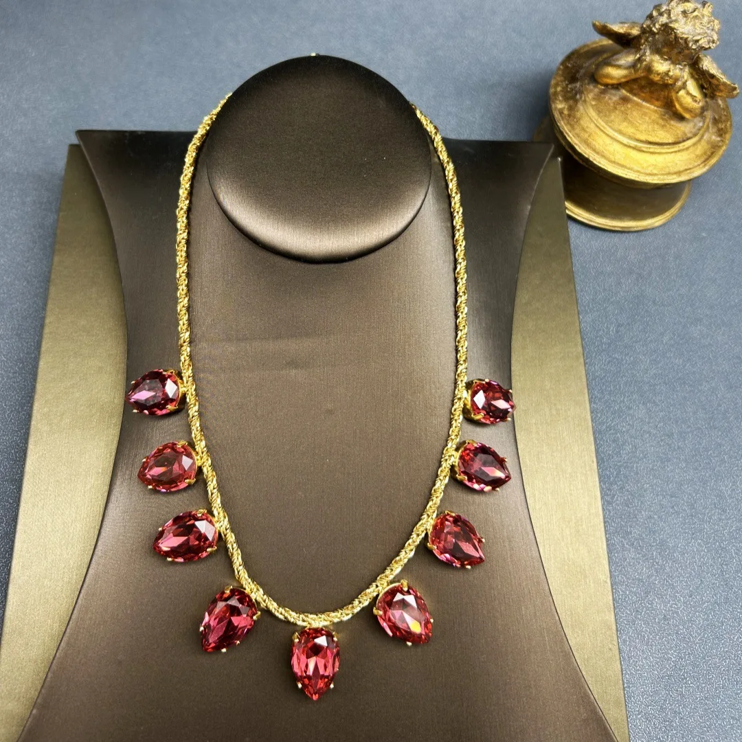 Medieval Vintage New Personality Fashion Retro Temperament Elegant Water Drop Shape Pendant Necklace
Medieval Vintage New Personality Fashion Retro Temperament Elegant Water Drop Shape Pendant Necklace