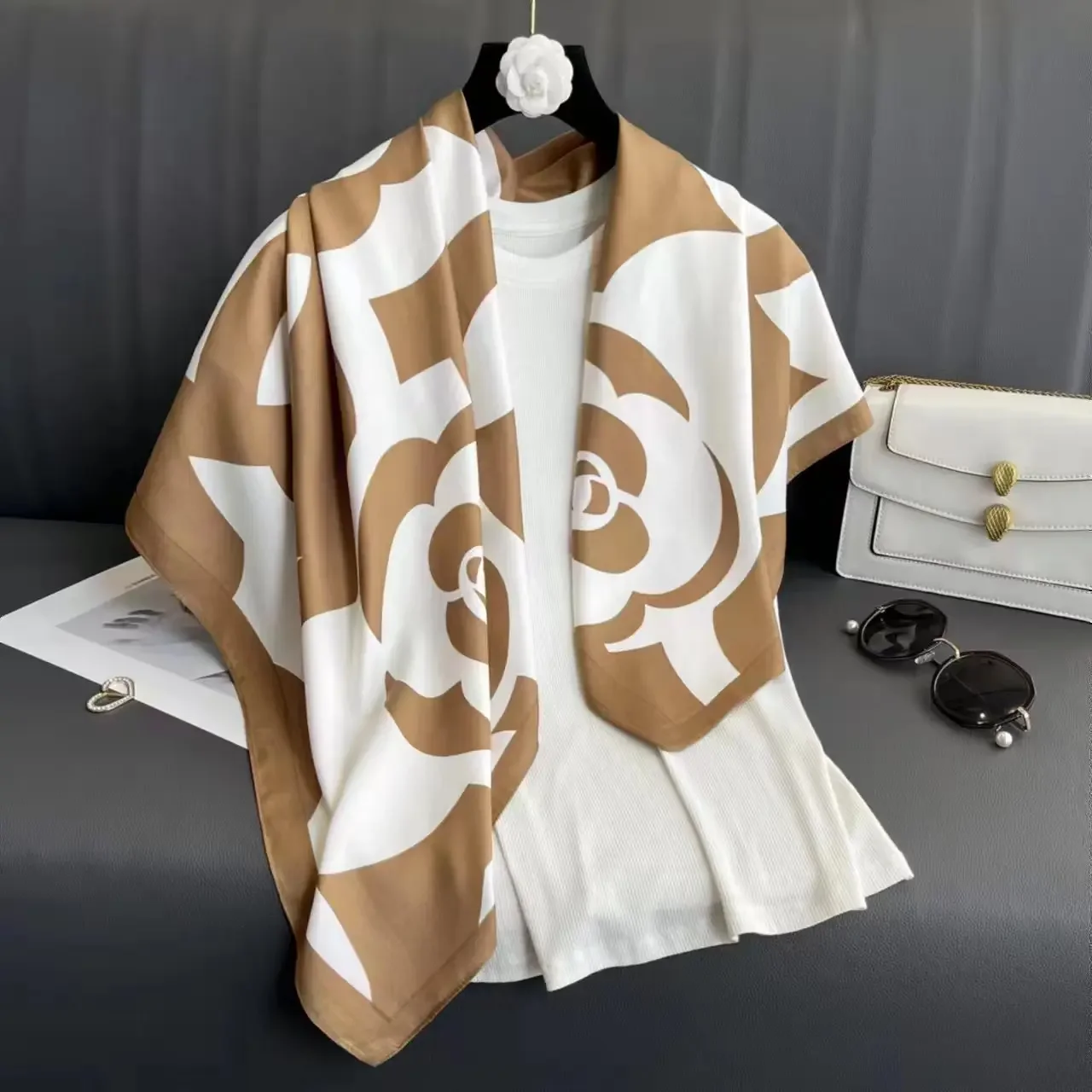Women New Summer Twill Silk Square Scarf Big Shawl Fashion Luxury Geometric Minimalist Print Design Headscarf Scarves
Women New Summer Twill Silk Square Scarf Big Shawl Fashion Luxury Geometric Minimalist Print Design Headscarf Scarves