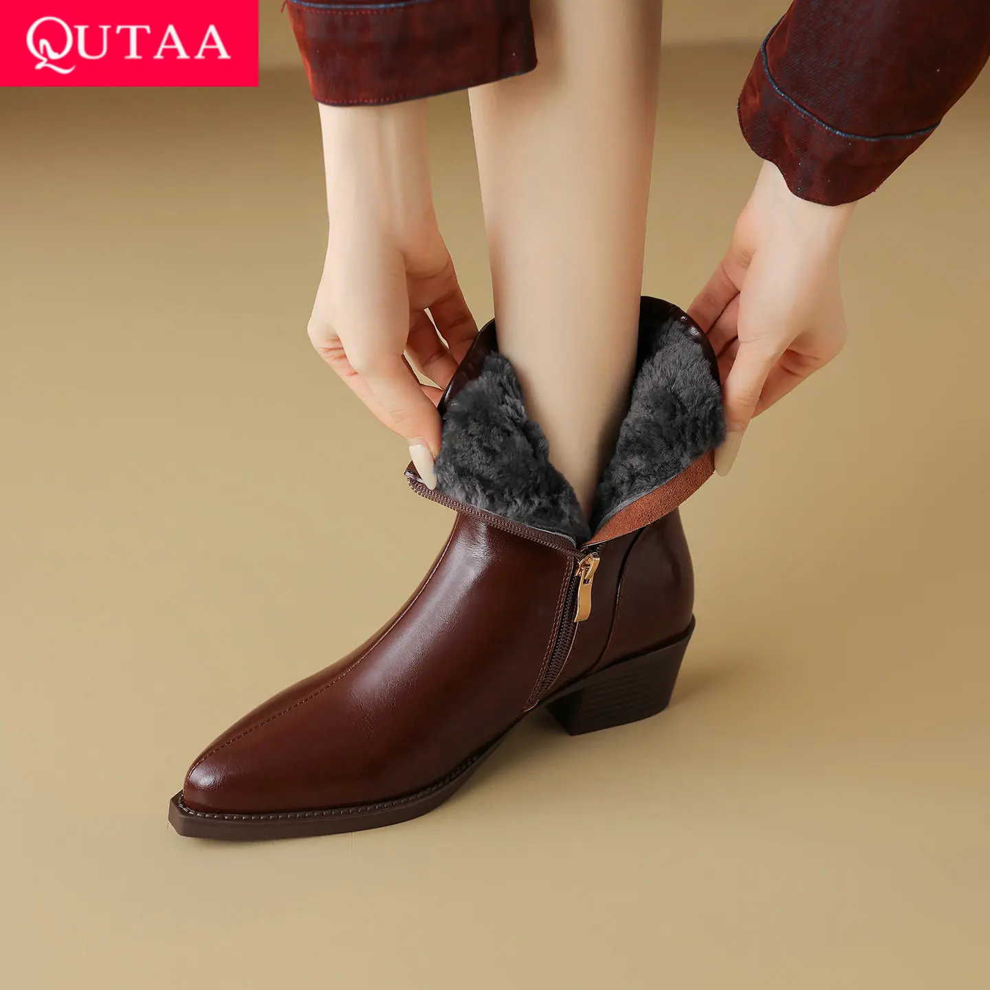 QUTAA модные шерстяные теплые женские ботильоны зимняя обувь из коровьей кожи на высоком каблуке зимние ботинки повседневные короткие ботинки с острым носком 34-40
QUTAA модные шерстяные теплые женские ботильоны зимняя обувь из коровьей кожи на высоком каблуке зимние ботинки повседневные короткие ботинки с острым носком 34-40