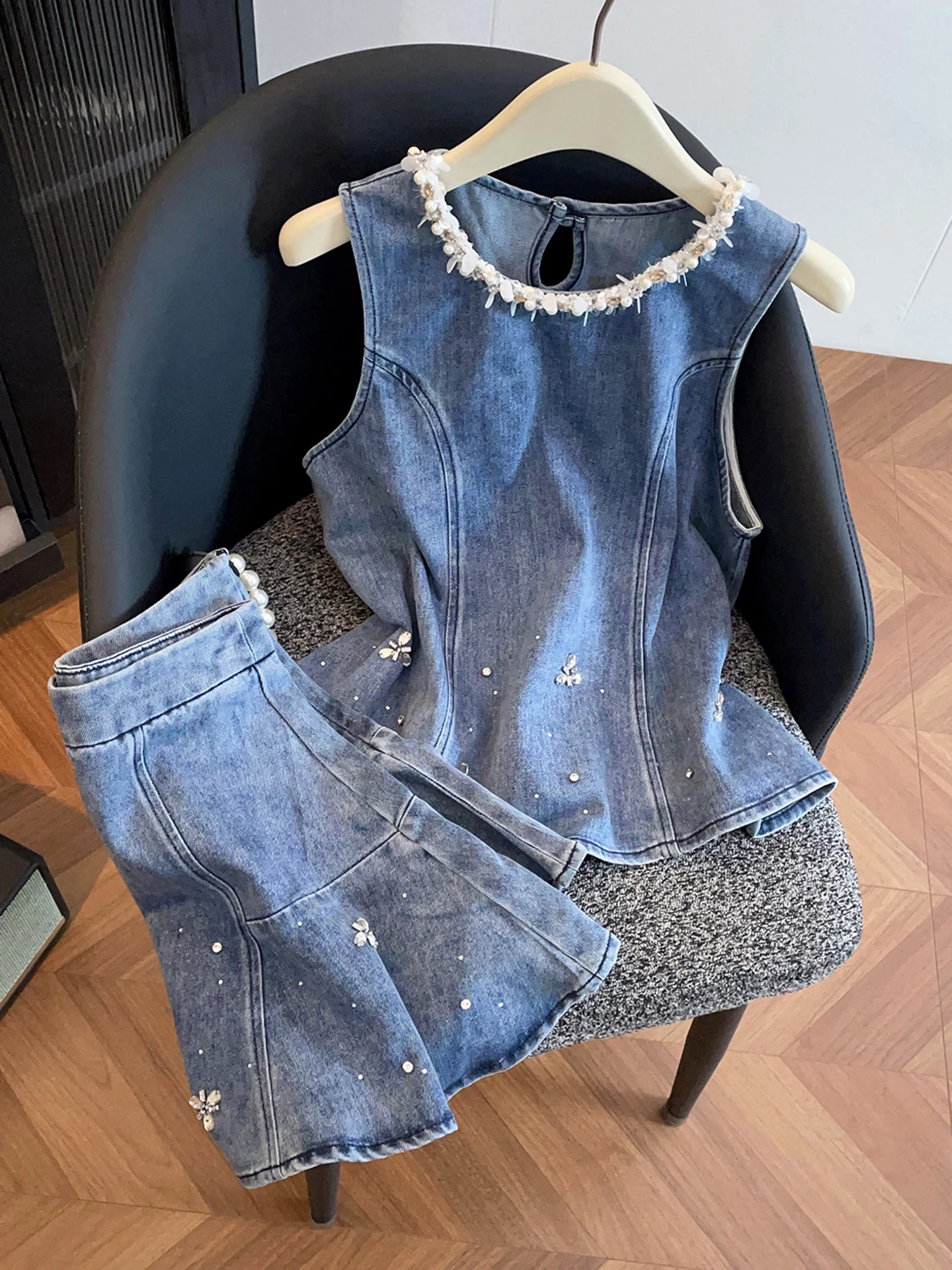High-End Summer Denim Embroidered Vest Top And Skirt Set Women's Fashionable Commute Style Polyester Fiber round Neck Sleeveless
High-End Summer Denim Embroidered Vest Top And Skirt Set Women's Fashionable Commute Style Polyester Fiber round Neck Sleeveless
