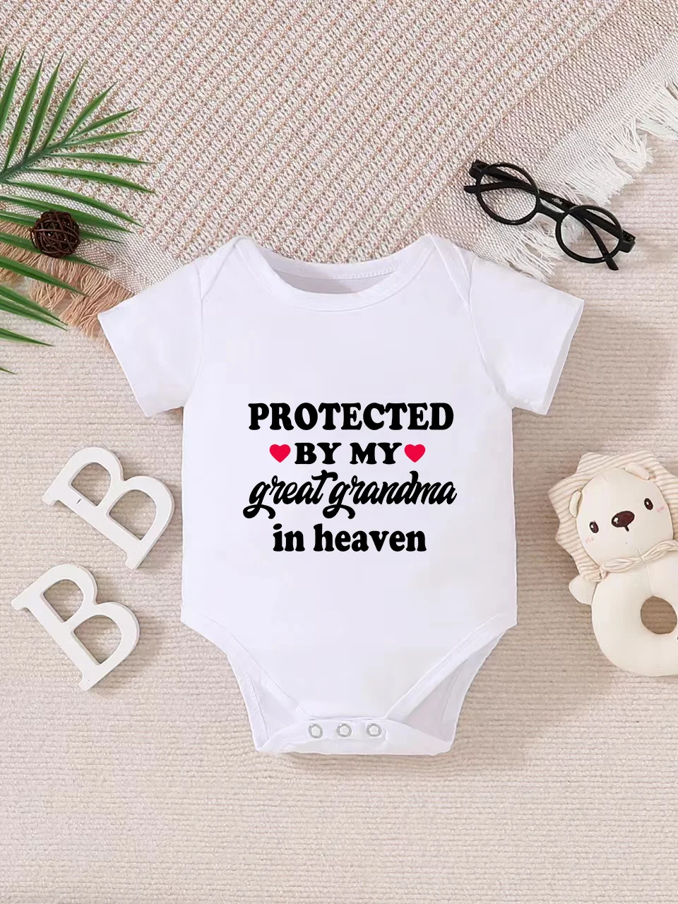 Playful letter-printed baby short-sleeve triangle bodysuit. Button closure for easy dressing, machine washable
Playful letter-printed baby short-sleeve triangle bodysuit. Button closure for easy dressing, machine washable