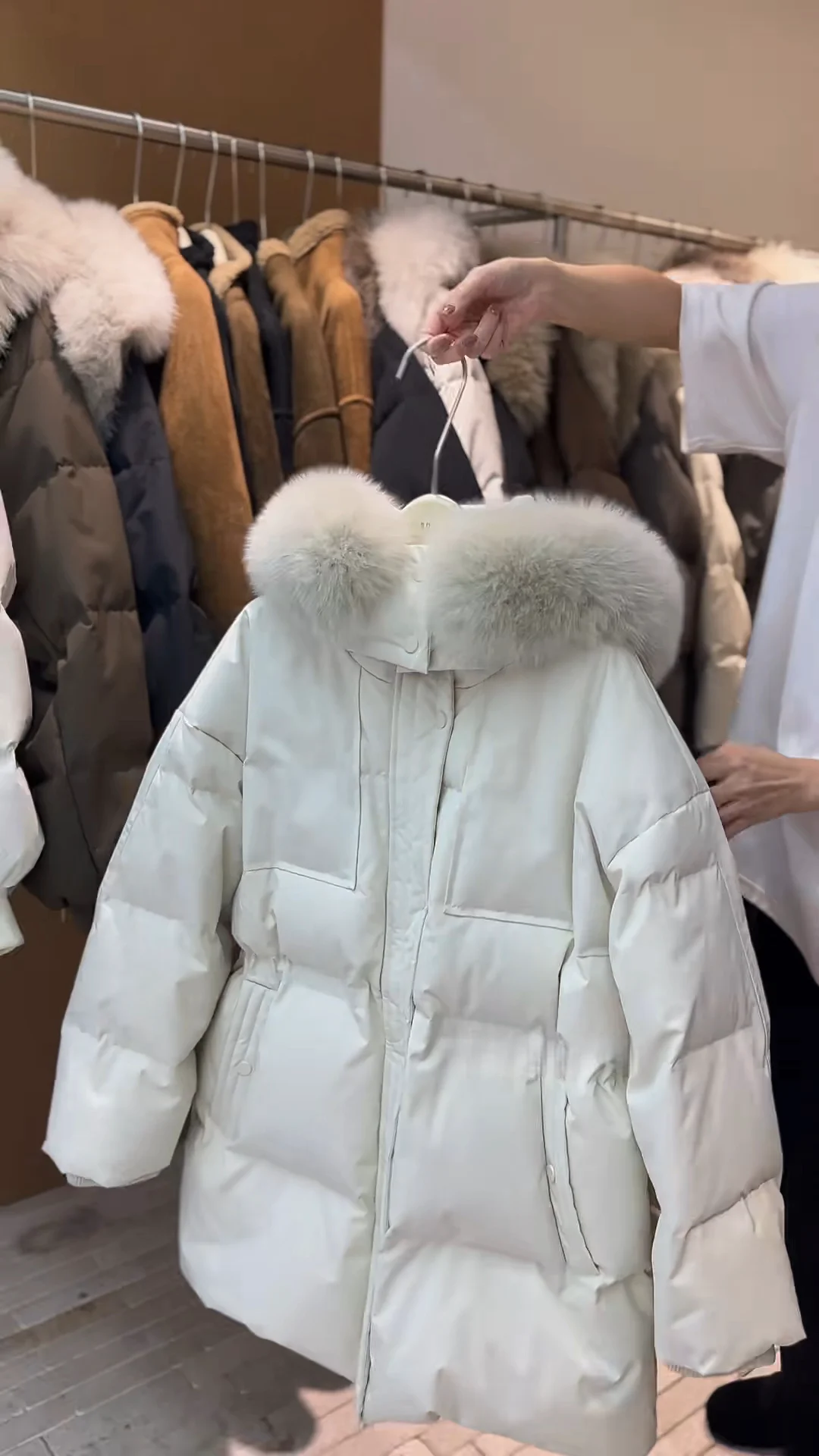 White Duck down Puffer Jacket Women's Winter New Style Drawstring Waist Real Fox Fur Collar Quilted Coat Outerwear
White Duck down Puffer Jacket Women's Winter New Style Drawstring Waist Real Fox Fur Collar Quilted Coat Outerwear