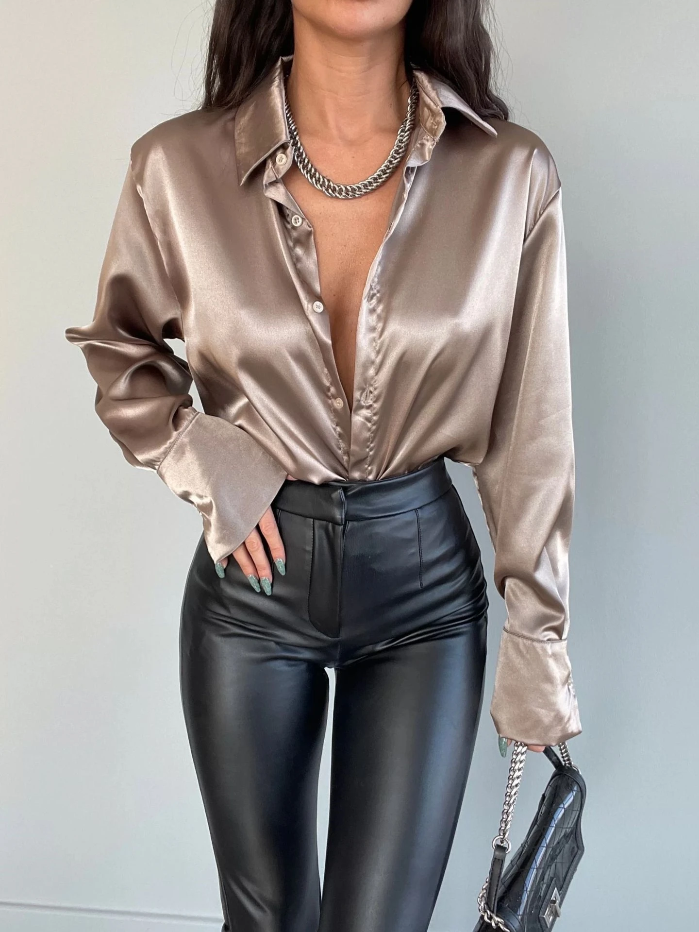 Ele Slim Fit Long Sve Button up Satin irt Женский уличный топ V Ne Pure Color Faionable Busin Casual Top
Ele Slim Fit Long Sve Button up Satin irt Женский уличный топ V Ne Pure Color Faionable Busin Casual Top