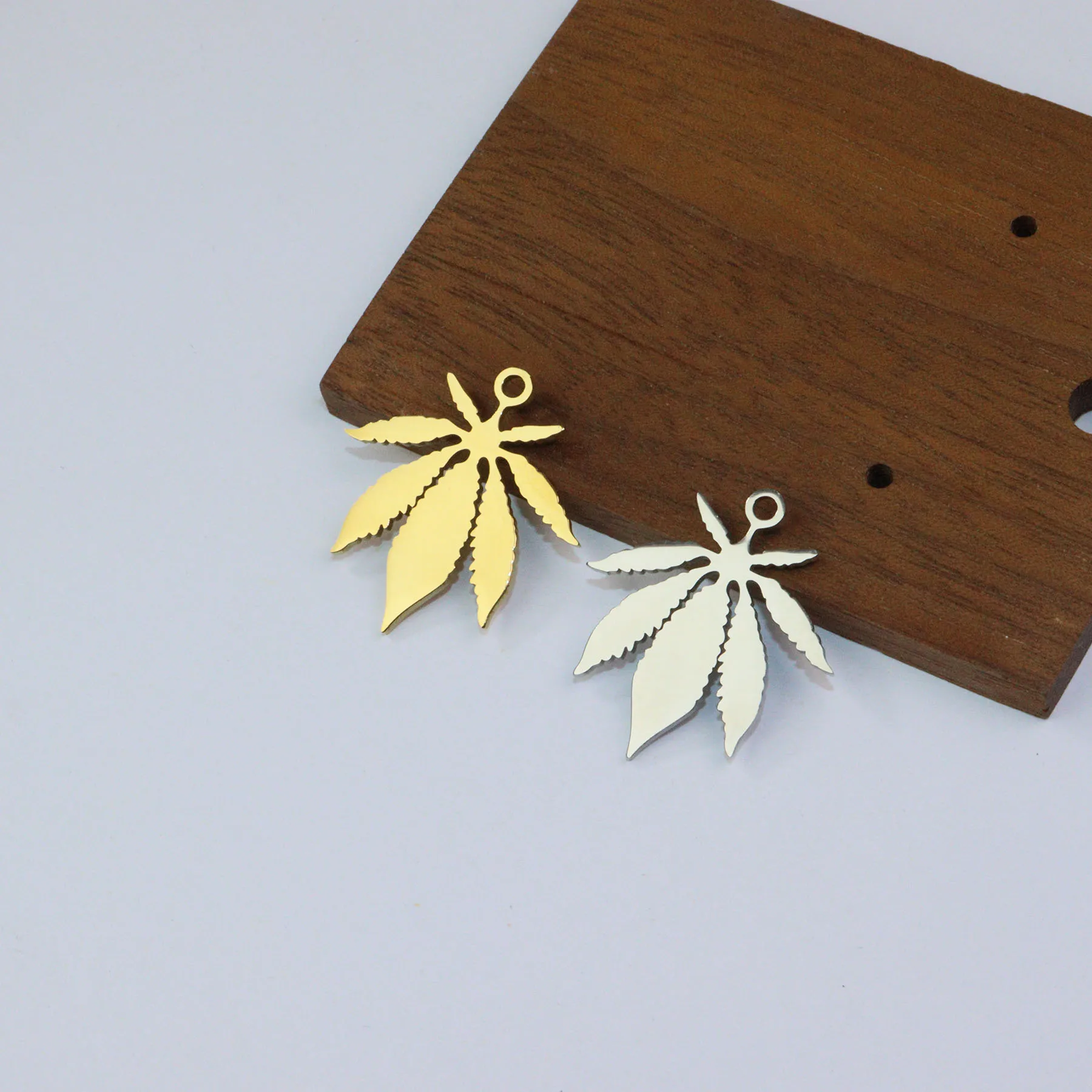 10pcs Stainless Steel Shiny Maple Leaf Jewelry Charms Bracelet Pendant DIY Handcraft Waterproof Vacuum Plate Antiallergic
10pcs Stainless Steel Shiny Maple Leaf Jewelry Charms Bracelet Pendant DIY Handcraft Waterproof Vacuum Plate Antiallergic