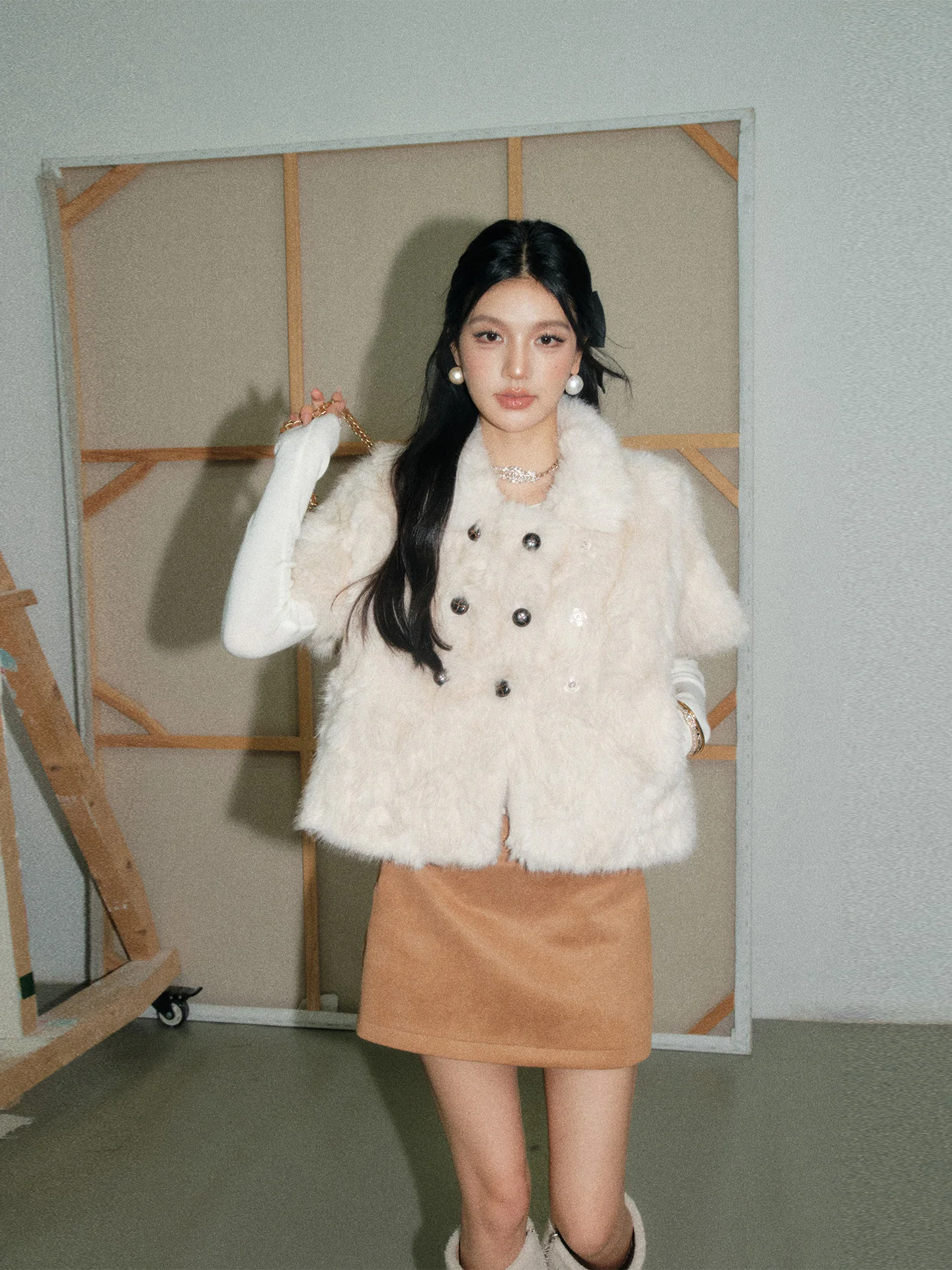 Olivia Duo Short Hair Collar Jacket 2025 Winter New Casual Anti-Aging Fluffy Vest Women's Loose Fit Polyester Fabric Coat
Olivia Duo Short Hair Collar Jacket 2025 Winter New Casual Anti-Aging Fluffy Vest Women's Loose Fit Polyester Fabric Coat