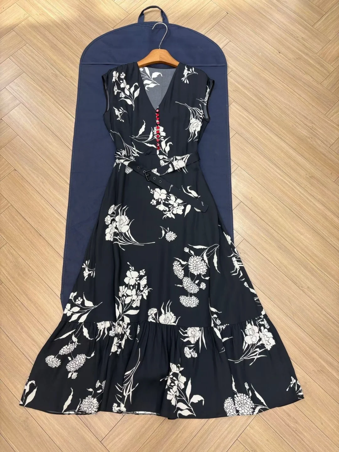 Women's Elegant Black Base White Print Sleeveless Midi Dress Vintage Artistic Pattern Classy Cocktail Dress
Women's Elegant Black Base White Print Sleeveless Midi Dress Vintage Artistic Pattern Classy Cocktail Dress