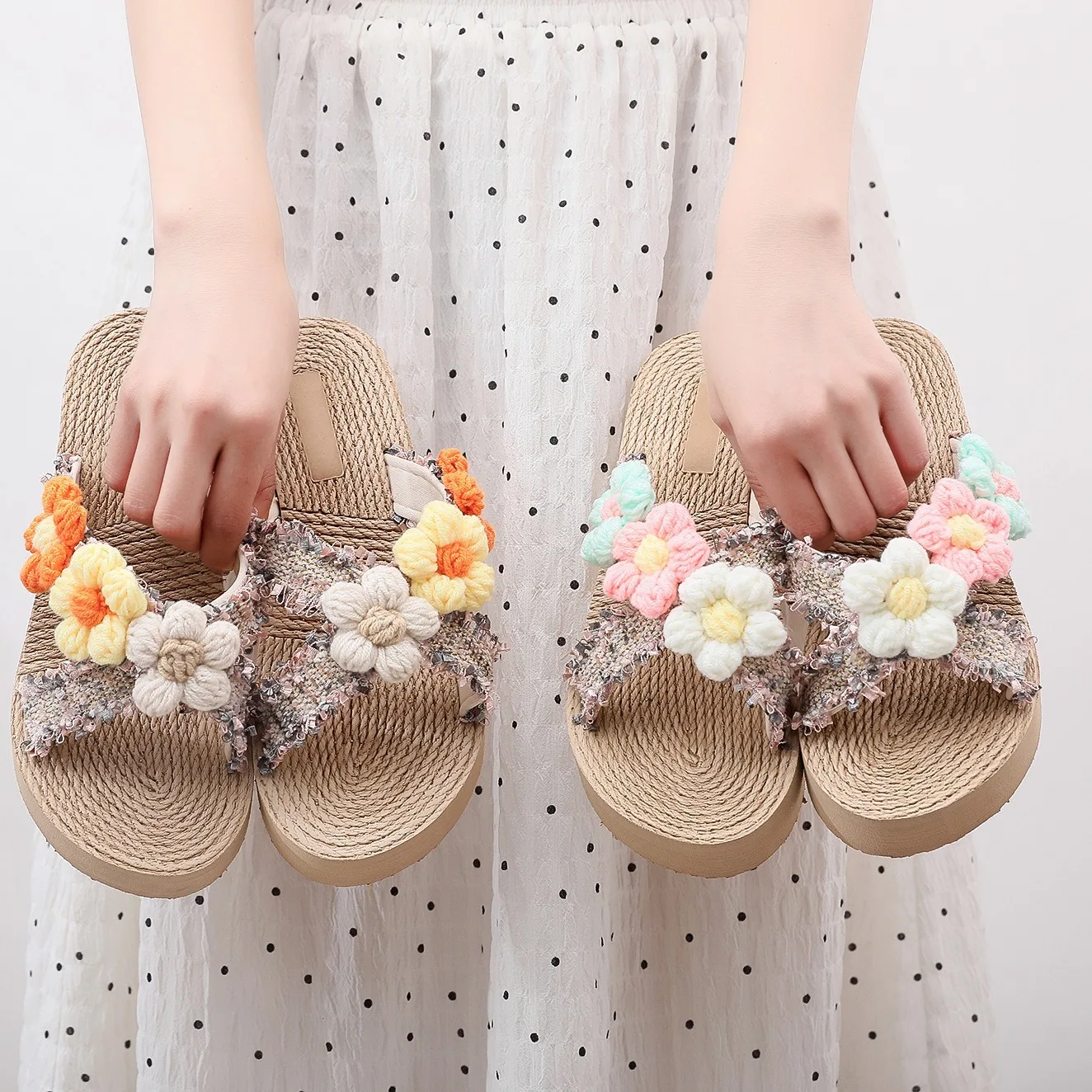 One line summer slippers for women, wearing wedge heels and high-heeled beach shoes
One line summer slippers for women, wearing wedge heels and high-heeled beach shoes