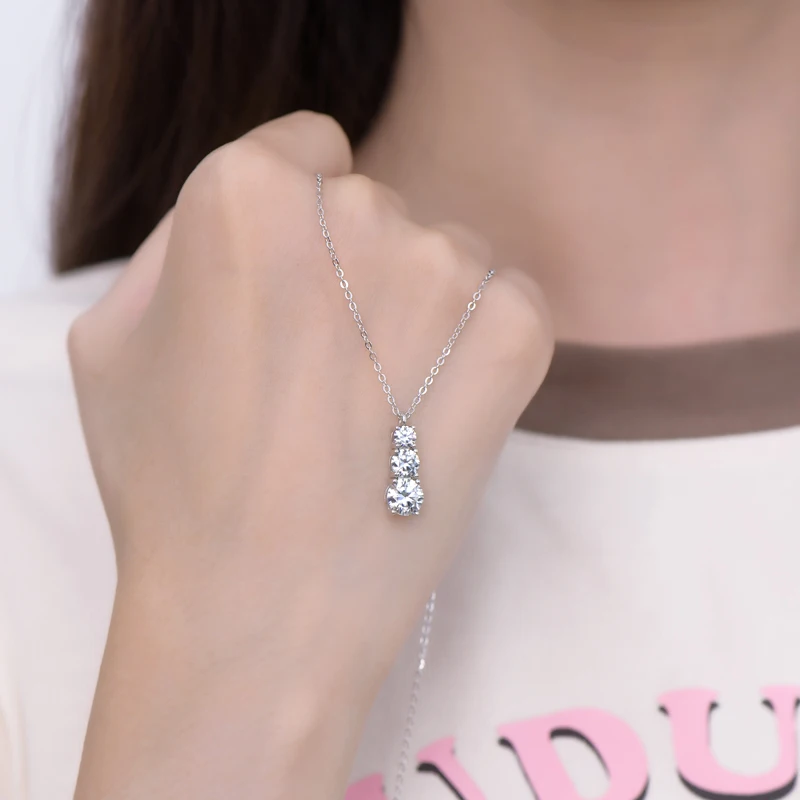IOGOU 3 Stones 1.80cttw D VVS1 Moissanite Pendants Original 925 Silver Sparking Necklace With GRA Certificate Wedding Jewelry
IOGOU 3 Stones 1.80cttw D VVS1 Moissanite Pendants Original 925 Silver Sparking Necklace With GRA Certificate Wedding Jewelry