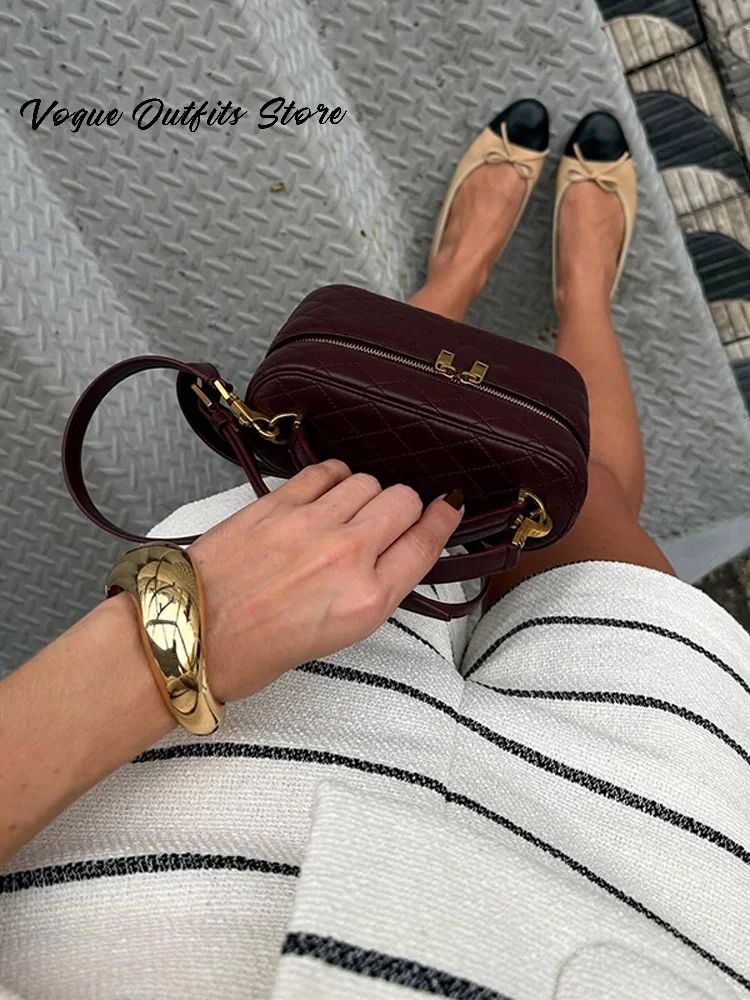 Casual Striped Shorts Set Women Lapel Single Breasted Half Sleeve Tops Pockets Mini Shorts Outfit 2025 Summer Fashion Lady Sets
Casual Striped Shorts Set Women Lapel Single Breasted Half Sleeve Tops Pockets Mini Shorts Outfit 2025 Summer Fashion Lady Sets