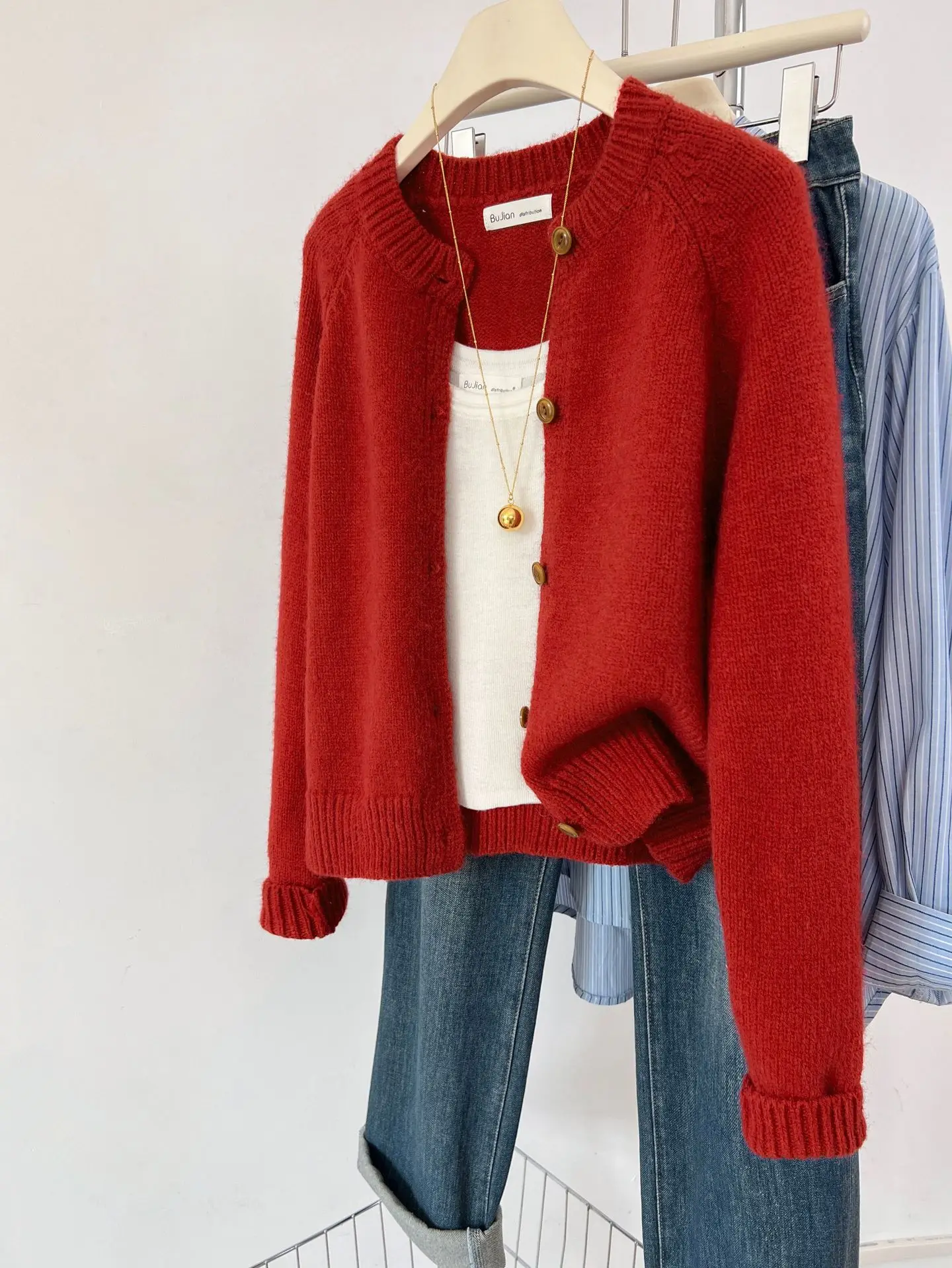 2025 New Women's European & American French Design Sweaters Female Elegant Simple Versatile Knitted Cardigans
2025 New Women's European & American French Design Sweaters Female Elegant Simple Versatile Knitted Cardigans