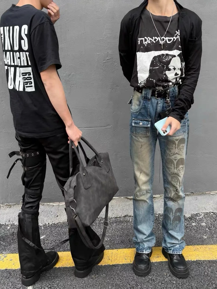 Undercover 06T Klaus Multi-Personali Four-Face Portrait Waed Outdated Print Micro-flared Denim Jeans Casual Loose Fit Jeans
Undercover 06T Klaus Multi-Personali Four-Face Portrait Waed Outdated Print Micro-flared Denim Jeans Casual Loose Fit Jeans