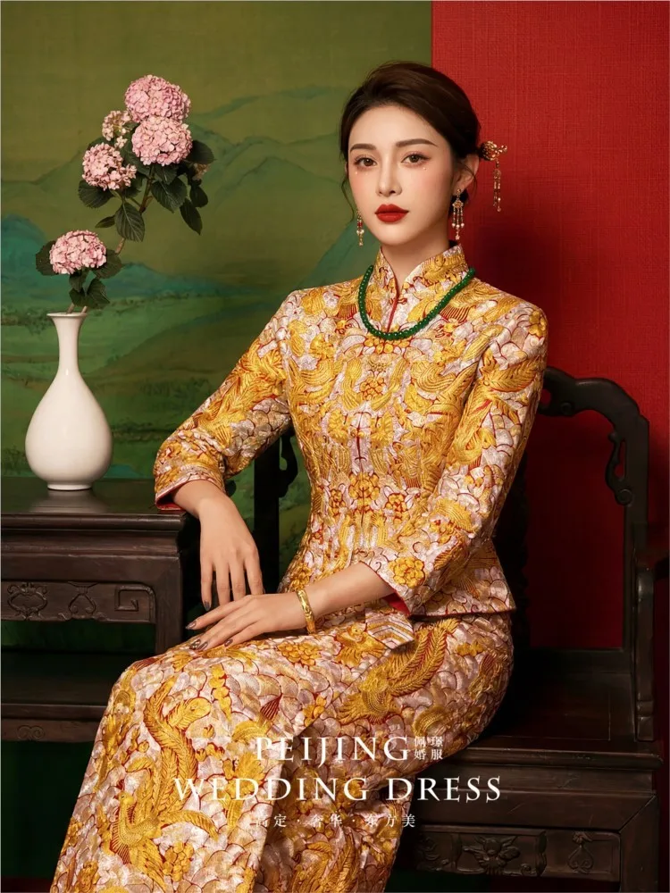 The bride's new Chinese-style wedding dress is dragon and phoenix gown crown red cape
The bride's new Chinese-style wedding dress is dragon and phoenix gown crown red cape