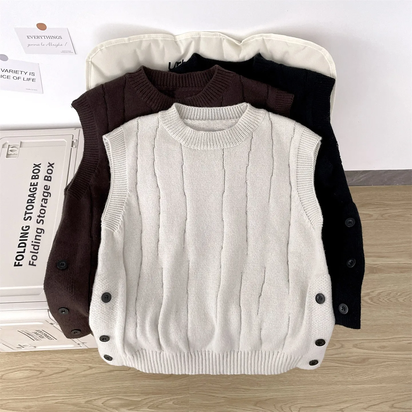 Мужской вязаный жилет в японском ретро-стиле, с круглым вырезом, с подплечниками, для многослойного ношения, трикотаж.
Мужской вязаный жилет в японском ретро-стиле, с круглым вырезом, с подплечниками, для многослойного ношения, трикотаж.