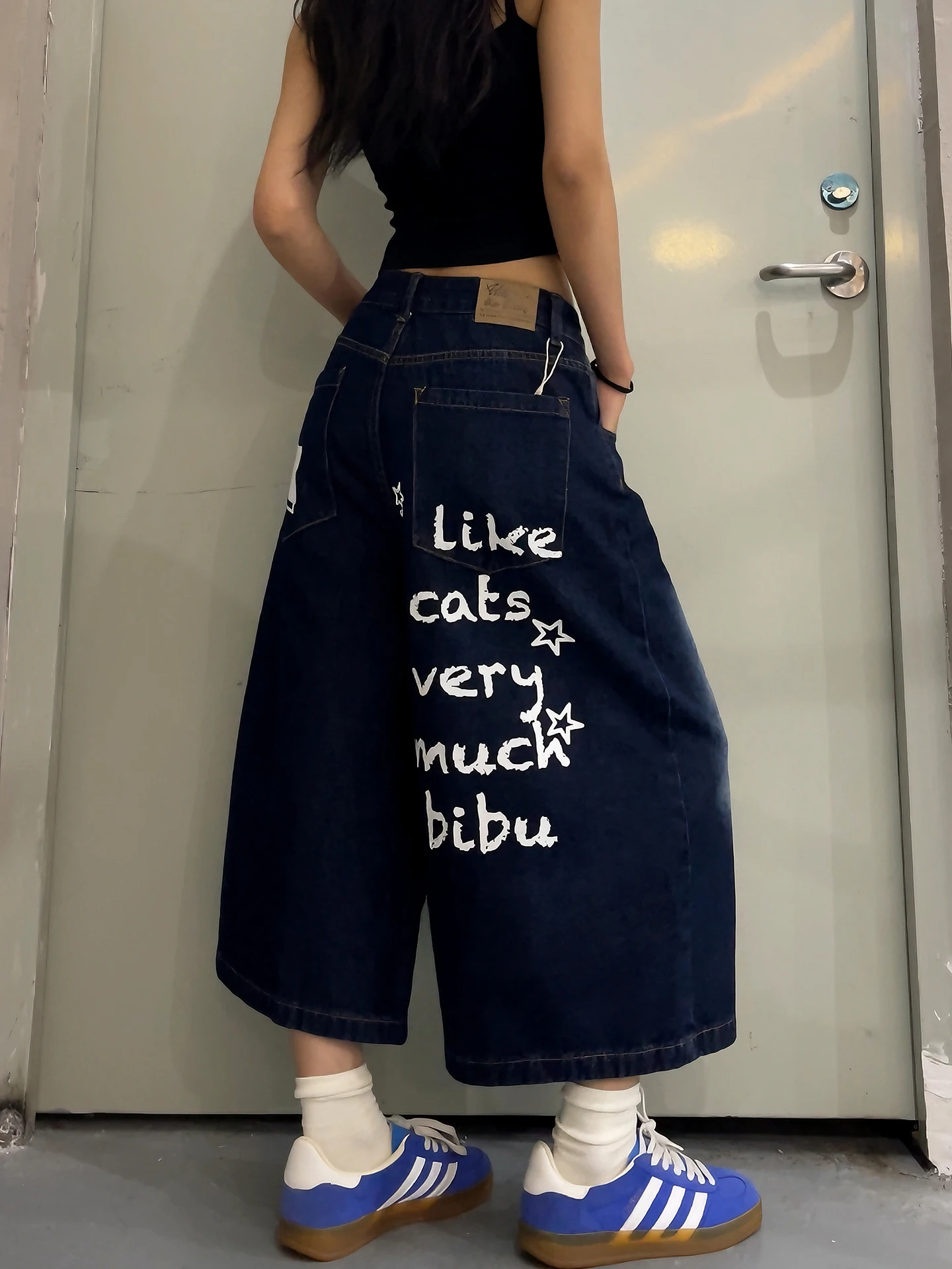 Retro American Washed Star Letter Graffiti Denim Jeans Men's Loose Wide Leg Short Pants Street Style Casual Comfortable
Retro American Washed Star Letter Graffiti Denim Jeans Men's Loose Wide Leg Short Pants Street Style Casual Comfortable