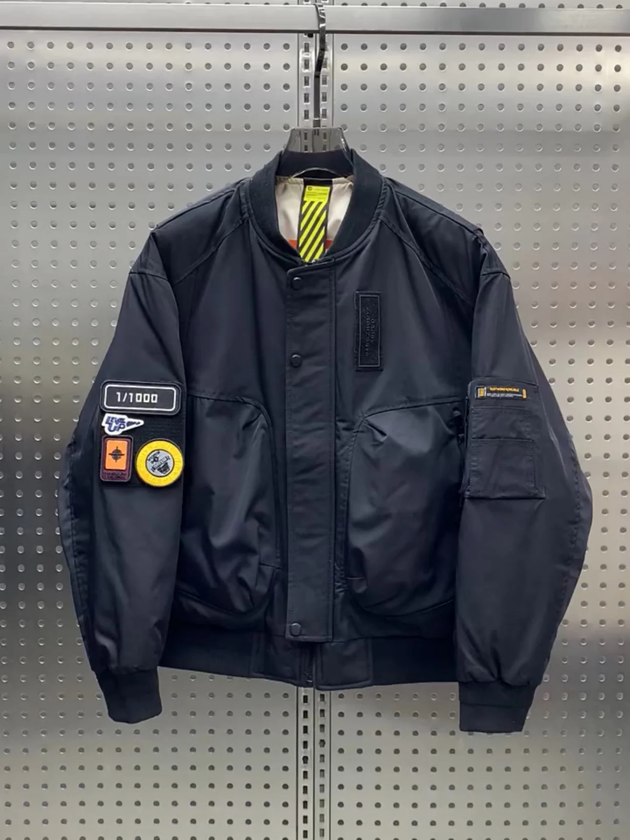 Новая зимняя мужская стеганая куртка-бомбер в американском бейсбольном стиле, модная рабочая одежда из прочной полиэстеровой ткани, ветрозащитная
Новая зимняя мужская стеганая куртка-бомбер в американском бейсбольном стиле, модная рабочая одежда из прочной полиэстеровой ткани, ветрозащитная