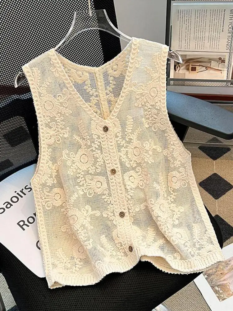 French Vintage Women's Beige Embroidery Hollow Out Vest Tops Summer V Neck Elegant Sleeveless Single Breasted Short Tank clothes
French Vintage Women's Beige Embroidery Hollow Out Vest Tops Summer V Neck Elegant Sleeveless Single Breasted Short Tank clothes