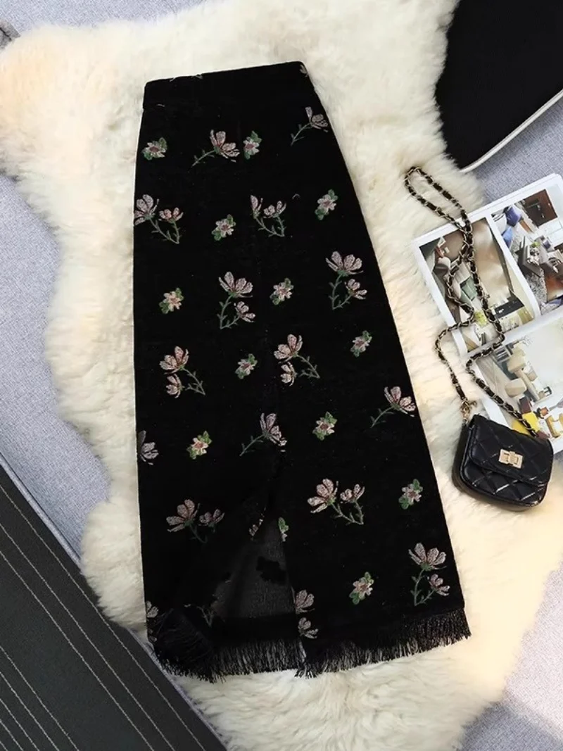 Embroidered Gold Velvet Skirt High End Light Luxury Autumn And Winter 2025 New Popular Straight Elegant Skirt For Women W1775
Embroidered Gold Velvet Skirt High End Light Luxury Autumn And Winter 2025 New Popular Straight Elegant Skirt For Women W1775