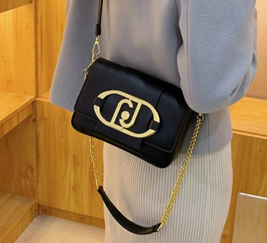 Light luxury PU leather handbag with flip gold chain design, trendy shoulder bag, exquisite and fashionable shoulder bag
Light luxury PU leather handbag with flip gold chain design, trendy shoulder bag, exquisite and fashionable shoulder bag