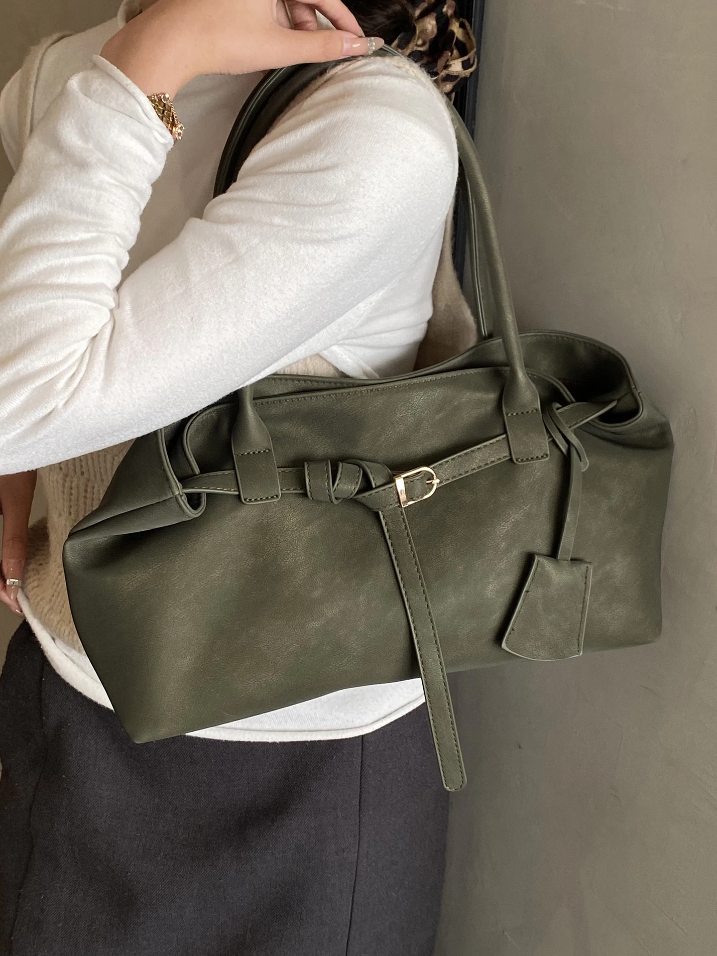 Ele Suede Tote Bag Large Capaci Single oulder Commuter Retro Underarm Winter New Women's Bag Handbag Faion Trend
Ele Suede Tote Bag Large Capaci Single oulder Commuter Retro Underarm Winter New Women's Bag Handbag Faion Trend