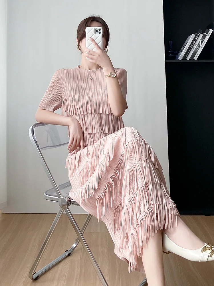 Three-Fold Artistic Creations Elegant Pleated Dress with Tassel Detail Short Sleeve Women's Summer High-End Unique Style
Three-Fold Artistic Creations Elegant Pleated Dress with Tassel Detail Short Sleeve Women's Summer High-End Unique Style