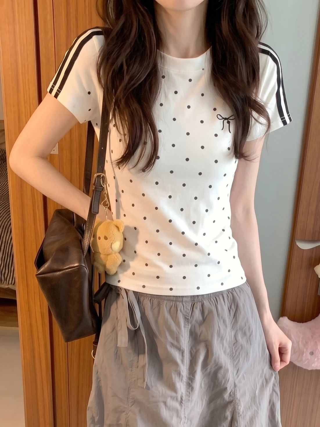 Korean Style Knot Embroidered White Polka Dot Short Sleeve Women's T-Shirt Slim Fit Summer 2026 New Fashion Top
Korean Style Knot Embroidered White Polka Dot Short Sleeve Women's T-Shirt Slim Fit Summer 2026 New Fashion Top