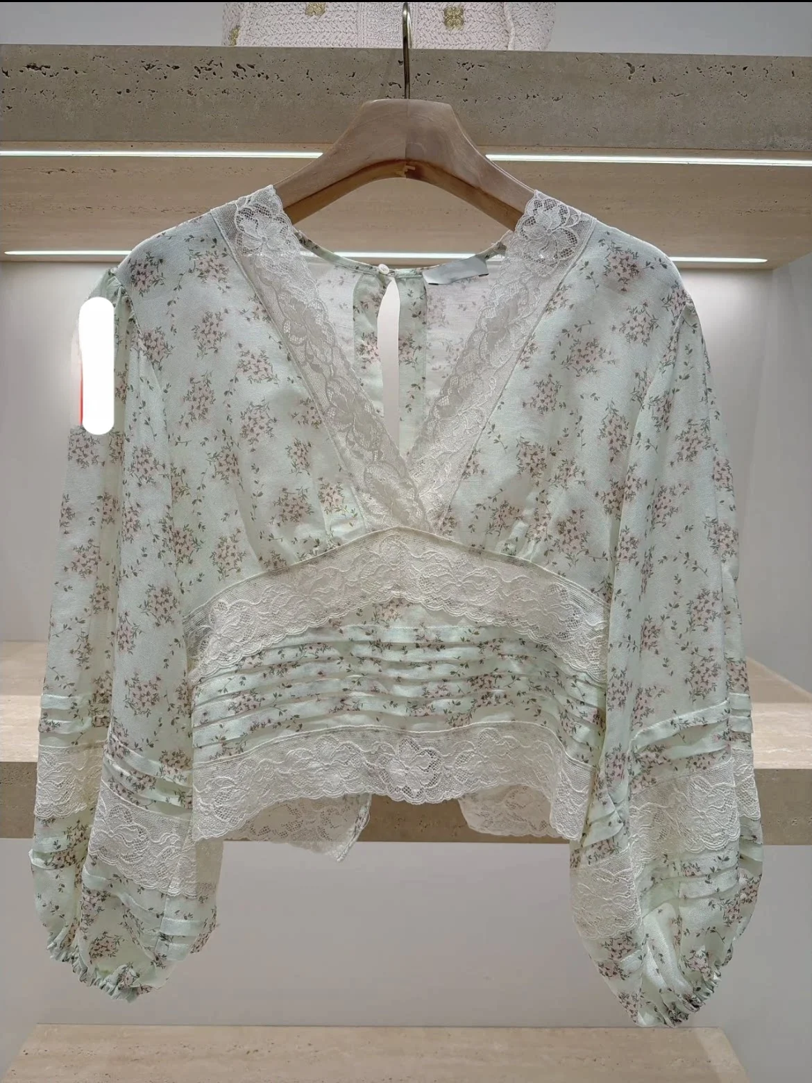 Elegant Early Spring Short Sleeveless Floral Embroidery Lace Patchwork V-neck Long Shirt for Women Polyester Fiber 2026 Spring
Elegant Early Spring Short Sleeveless Floral Embroidery Lace Patchwork V-neck Long Shirt for Women Polyester Fiber 2026 Spring