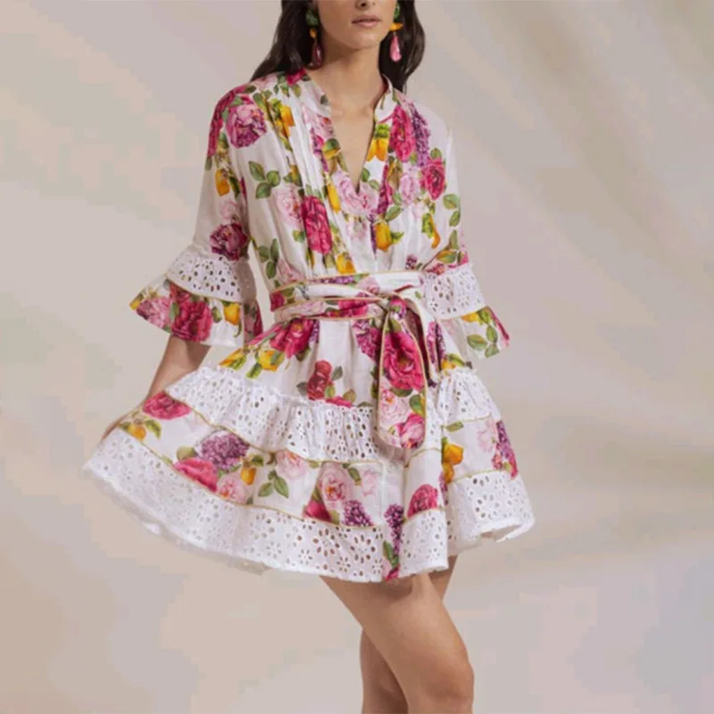 Holiday style new fashion stand-up collar pleated strap waist floral hollow dress simple luxury temperament elegant high-end par
Holiday style new fashion stand-up collar pleated strap waist floral hollow dress simple luxury temperament elegant high-end par
