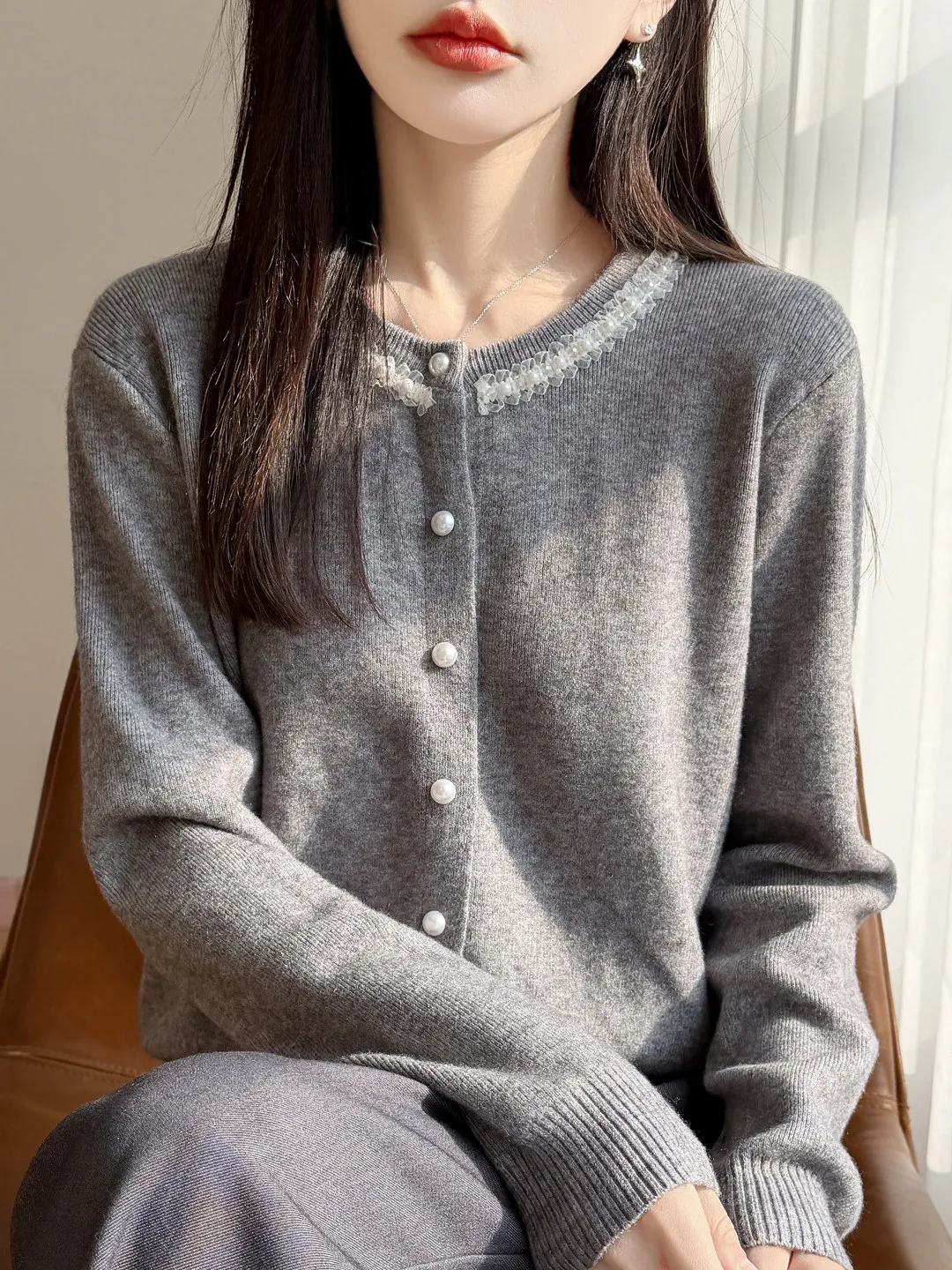 Вязаный кардиган с кружевной отделкой, женский, свободного кроя, с длинными рукавами, круглым вырезом, мягкий, удобный, весенняя мода
Вязаный кардиган с кружевной отделкой, женский, свободного кроя, с длинными рукавами, круглым вырезом, мягкий, удобный, весенняя мода